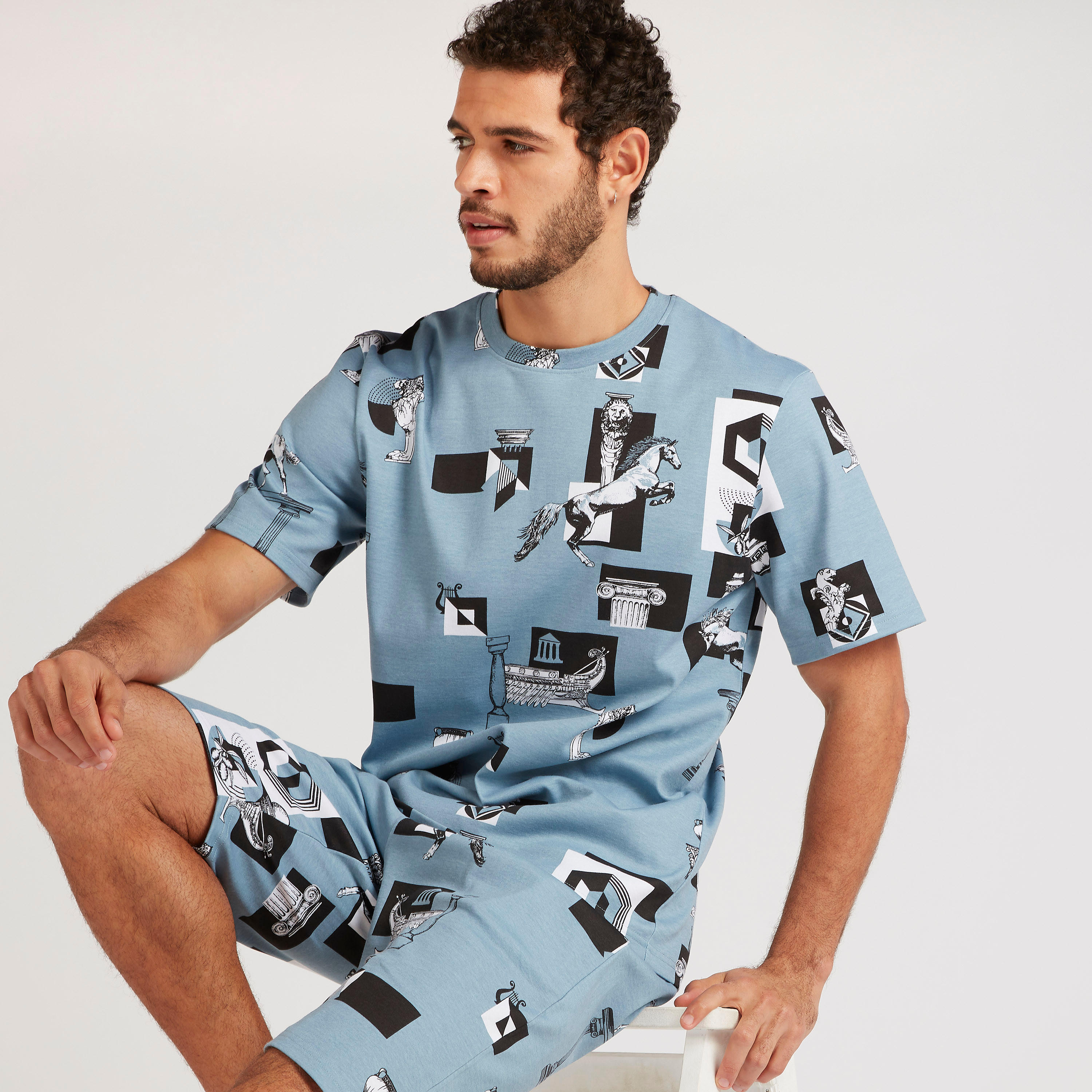 تيشيرت بقصّة سليم وياقة ضيّقة وأكمام قصيرة وطبعات-men-clothing-tshirtsandpolos-tshirts-image-5