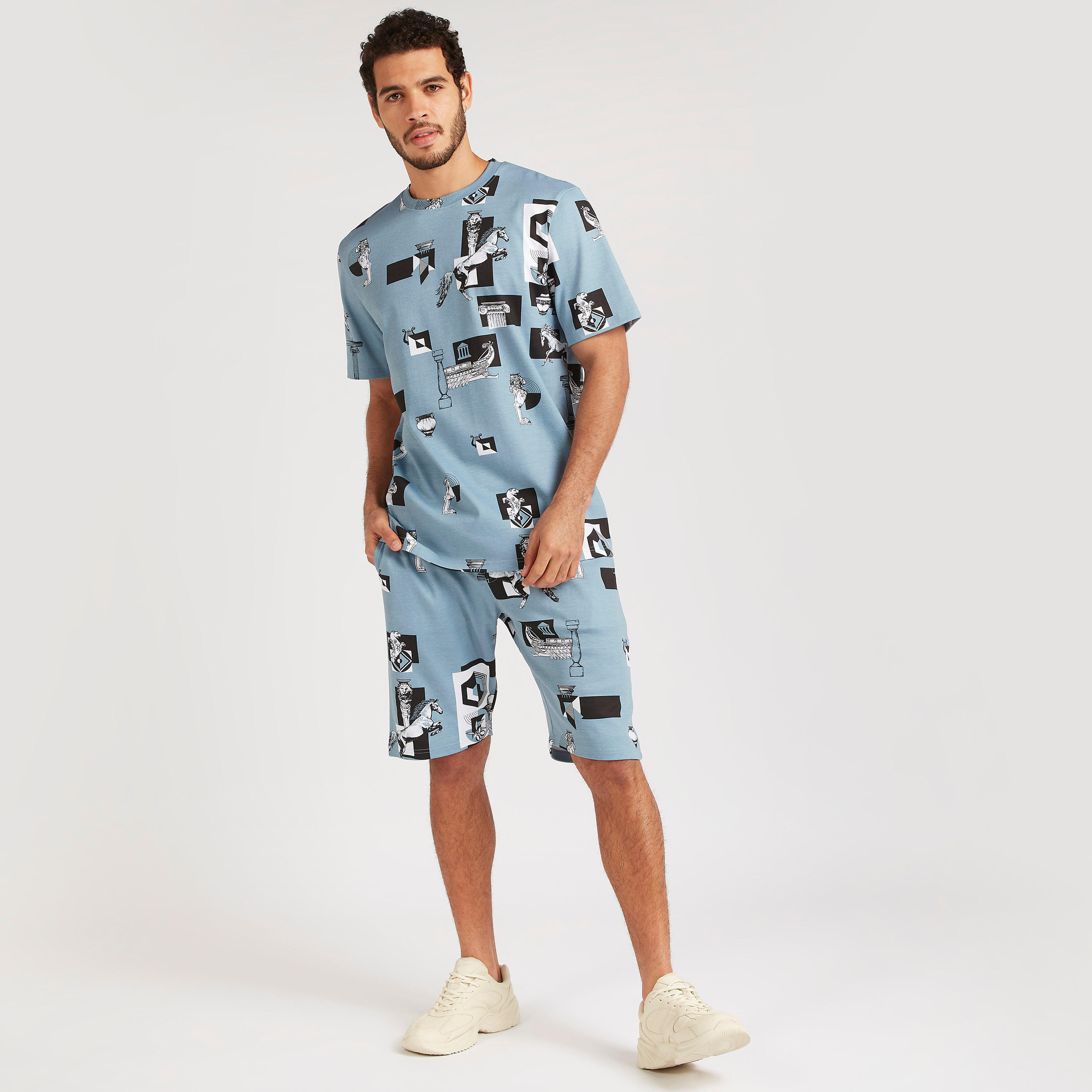 تيشيرت بقصّة سليم وياقة ضيّقة وأكمام قصيرة وطبعات-men-clothing-tshirtsandpolos-tshirts-image-4