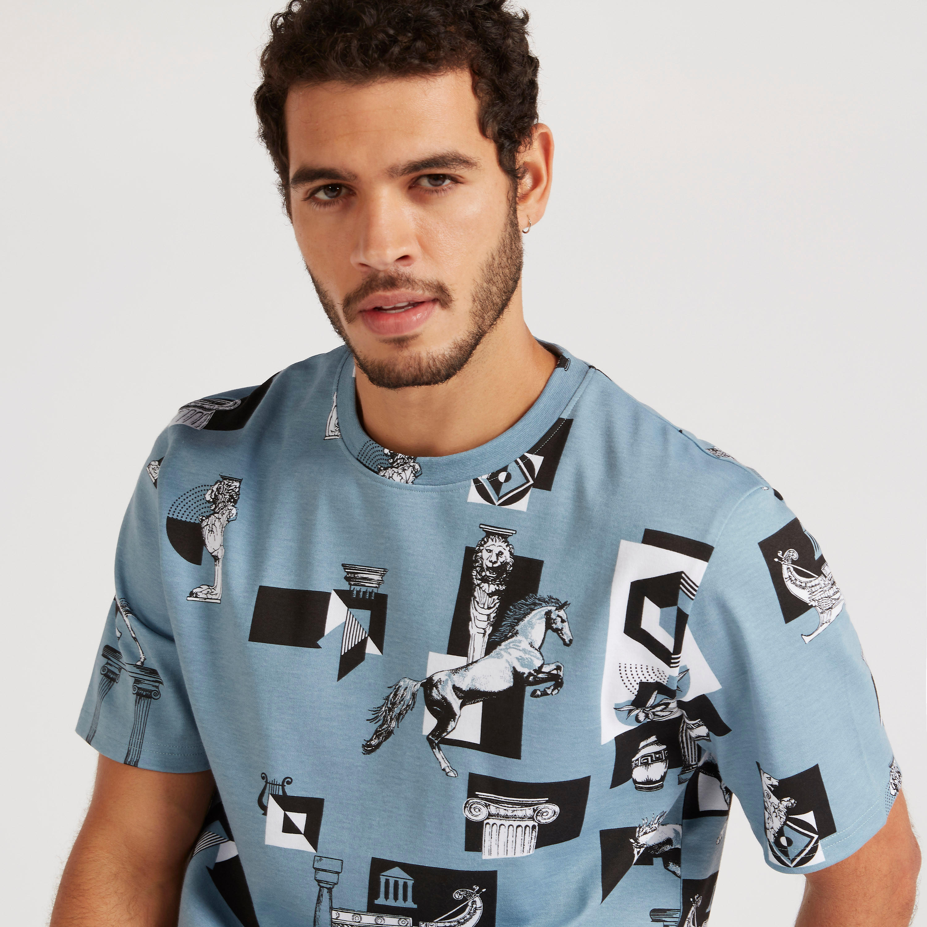 تيشيرت بقصّة سليم وياقة ضيّقة وأكمام قصيرة وطبعات-men-clothing-tshirtsandpolos-tshirts-image-3