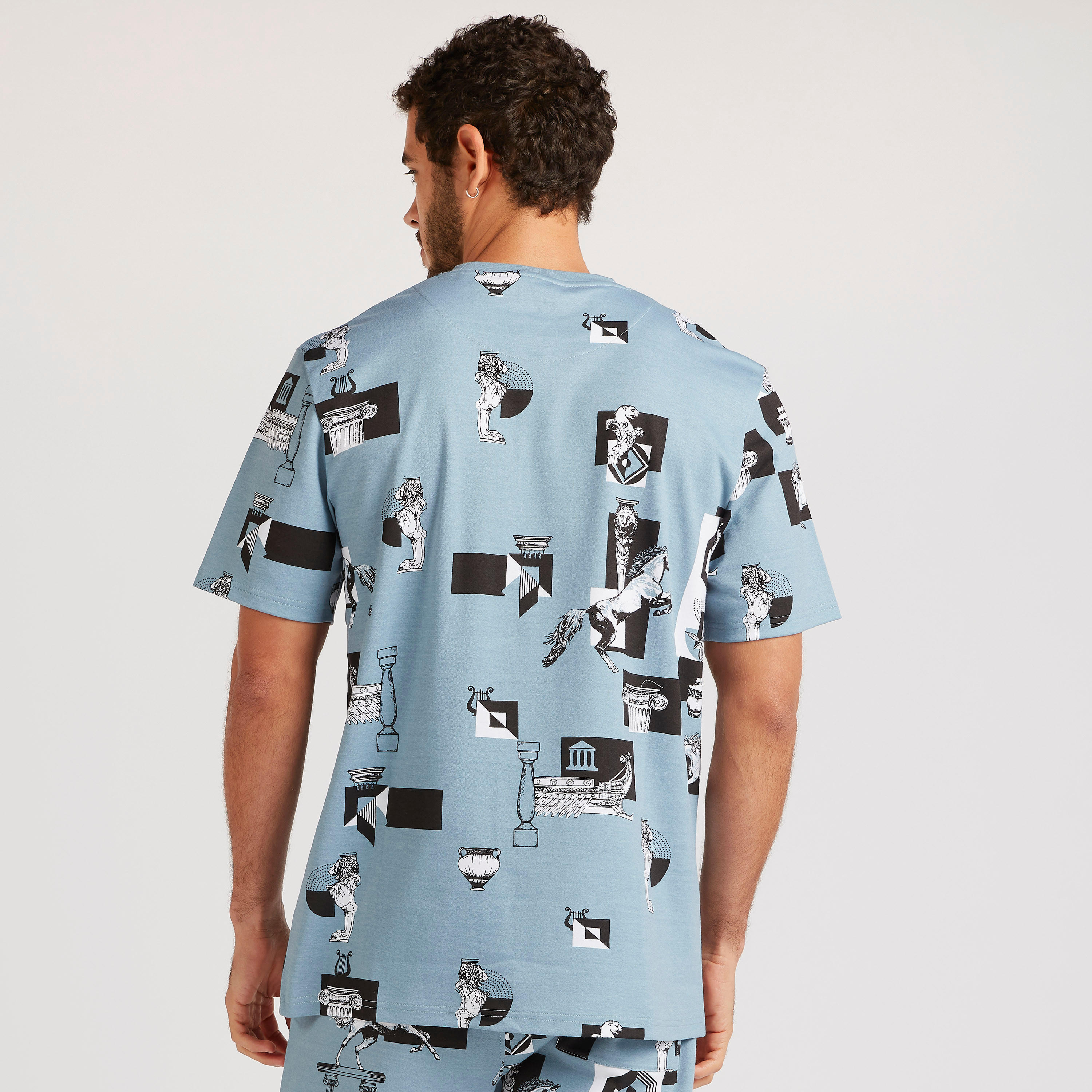 تيشيرت بقصّة سليم وياقة ضيّقة وأكمام قصيرة وطبعات-men-clothing-tshirtsandpolos-tshirts-image-2