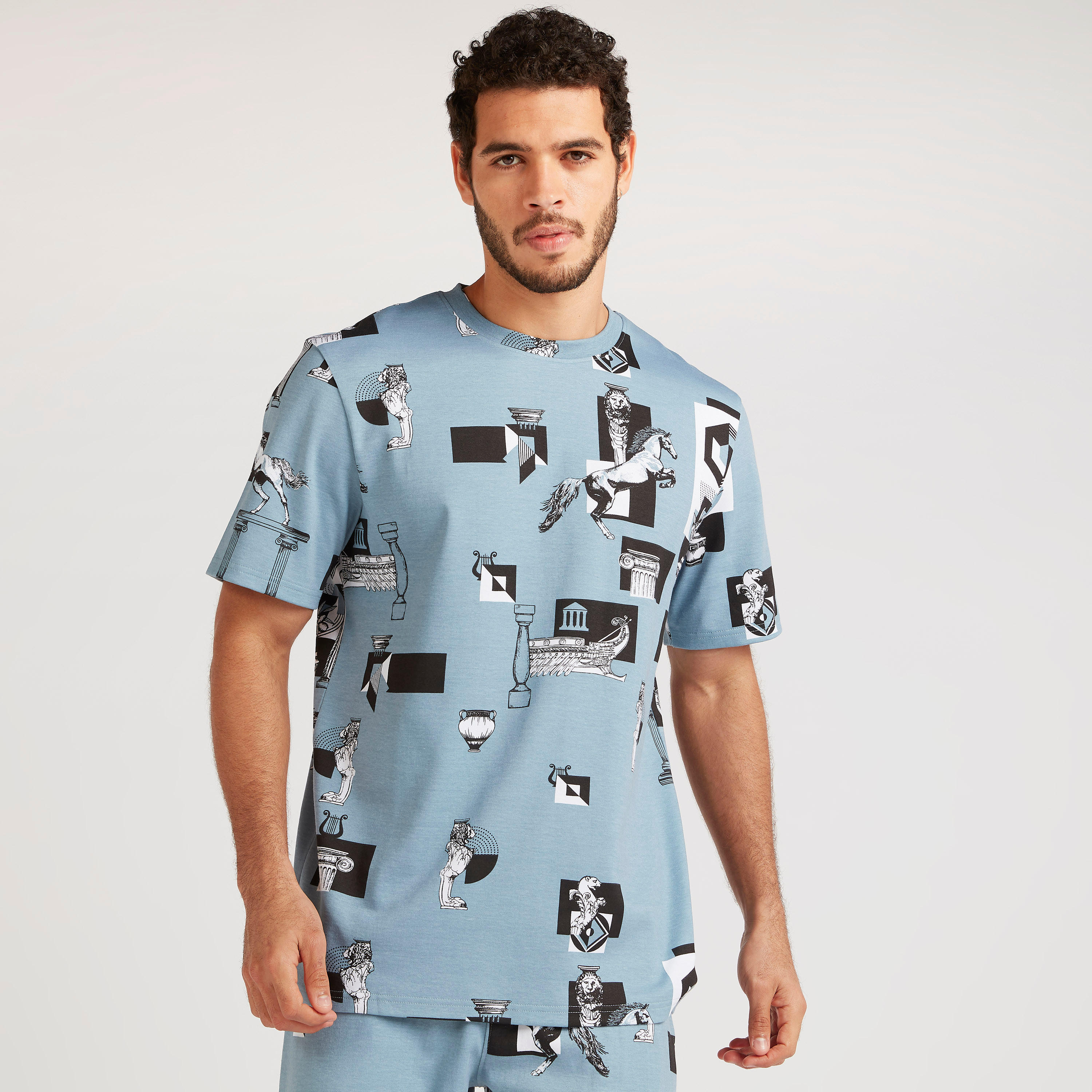 تيشيرت بقصّة سليم وياقة ضيّقة وأكمام قصيرة وطبعات-men-clothing-tshirtsandpolos-tshirts-image-1