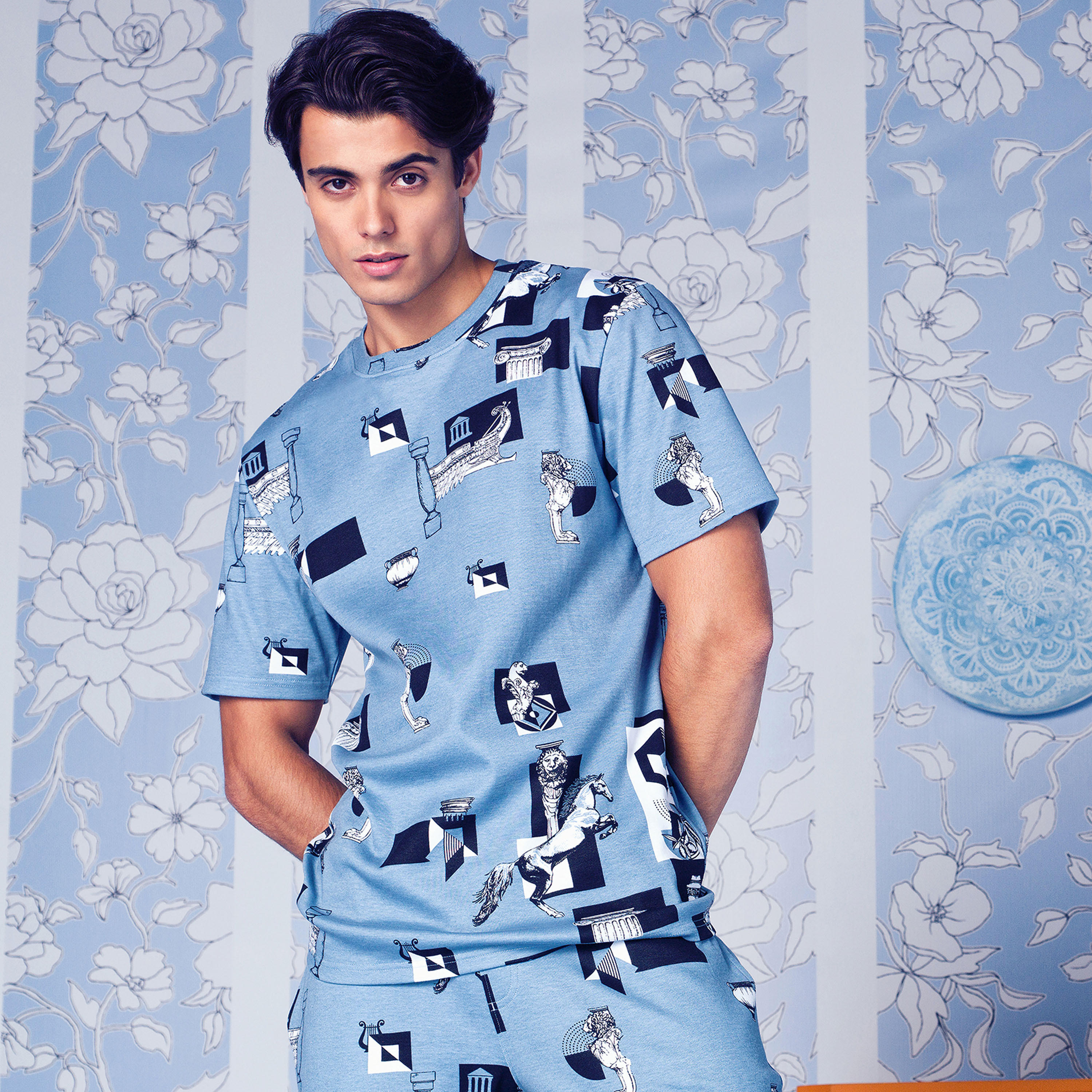 تيشيرت بقصّة سليم وياقة ضيّقة وأكمام قصيرة وطبعات-men-clothing-tshirtsandpolos-tshirts-image-6