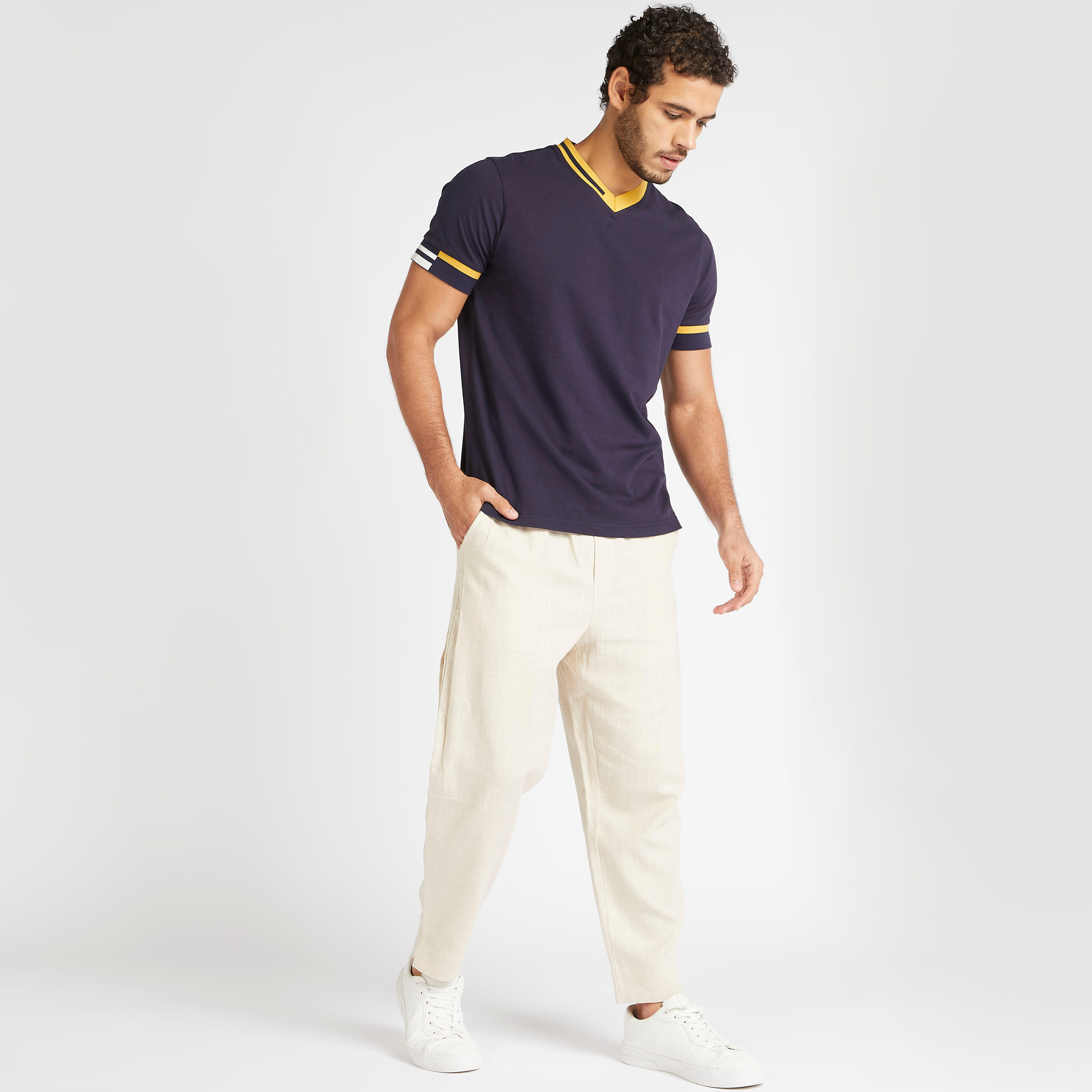 تيشيرت بياقة v وأكمام قصيرة من آيكونيك-men-clothing-tshirtsandpolos-tshirts-image-2