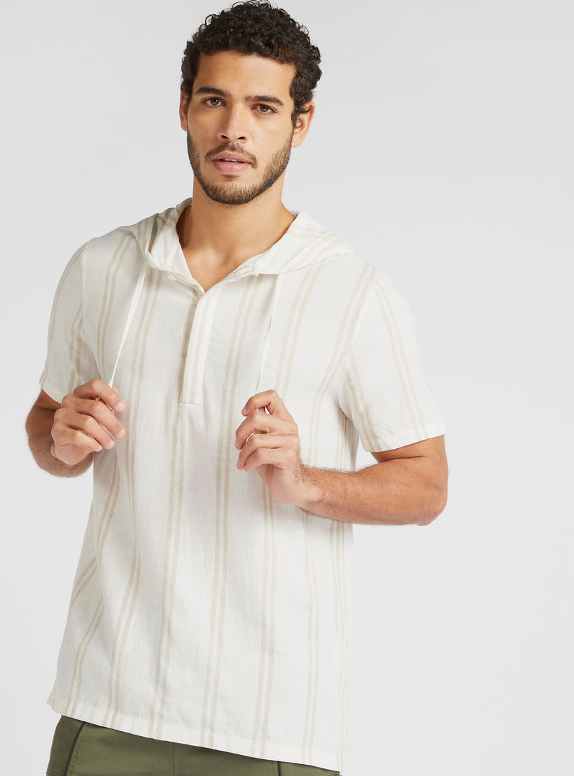 قميص مقلّم بقبّعة وأكمام قصيرة من آيكونيك-men-clothing-shirts-image-1