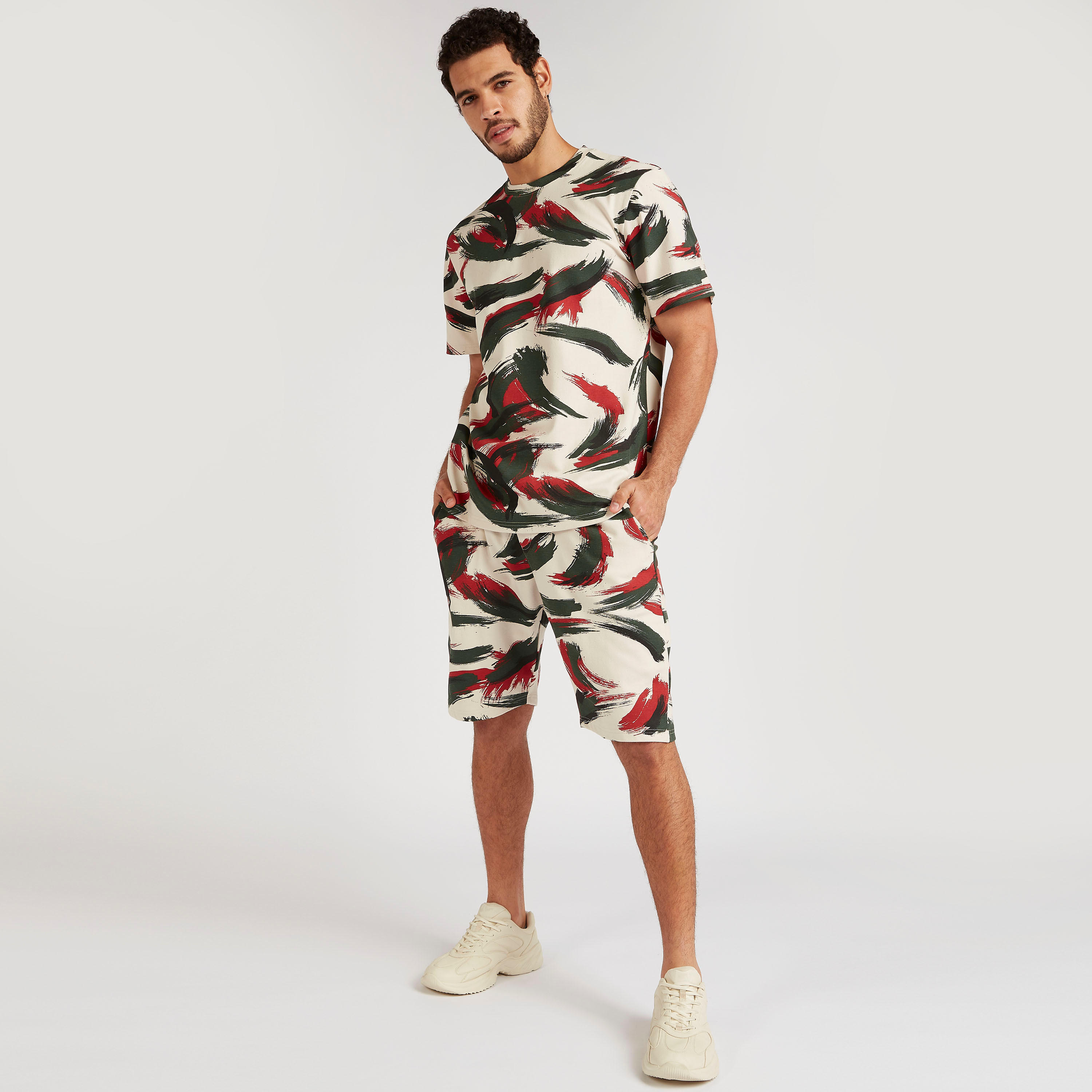 شورت بقصة سليم وخصر مرن وطبعات من آيكونيك-men-clothing-bottoms-shorts-image-2