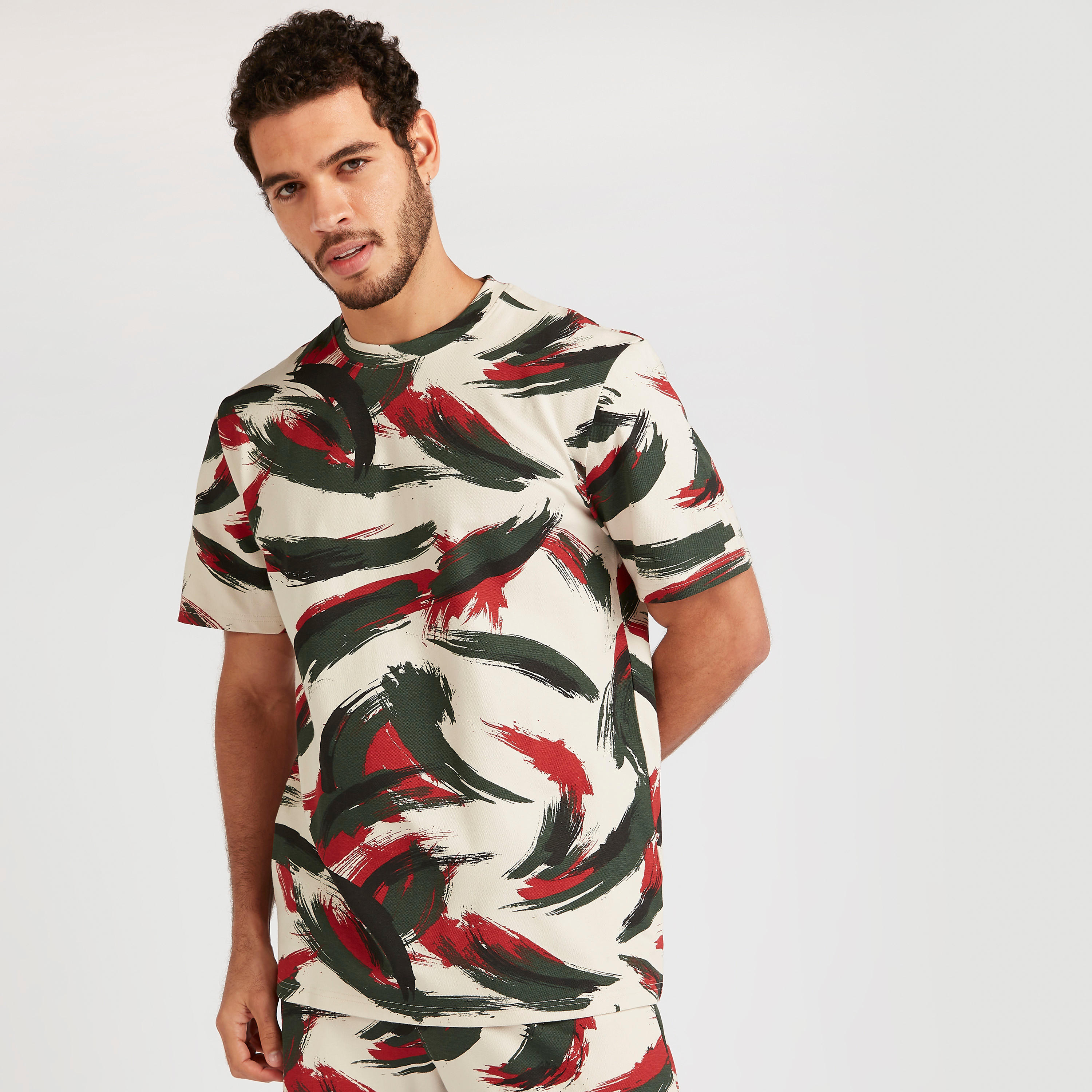 تيشيرت بياقة ضيّقة وأكمام قصيرة وطبعات من آيكونيك-men-clothing-tshirtsandpolos-tshirts-image-5