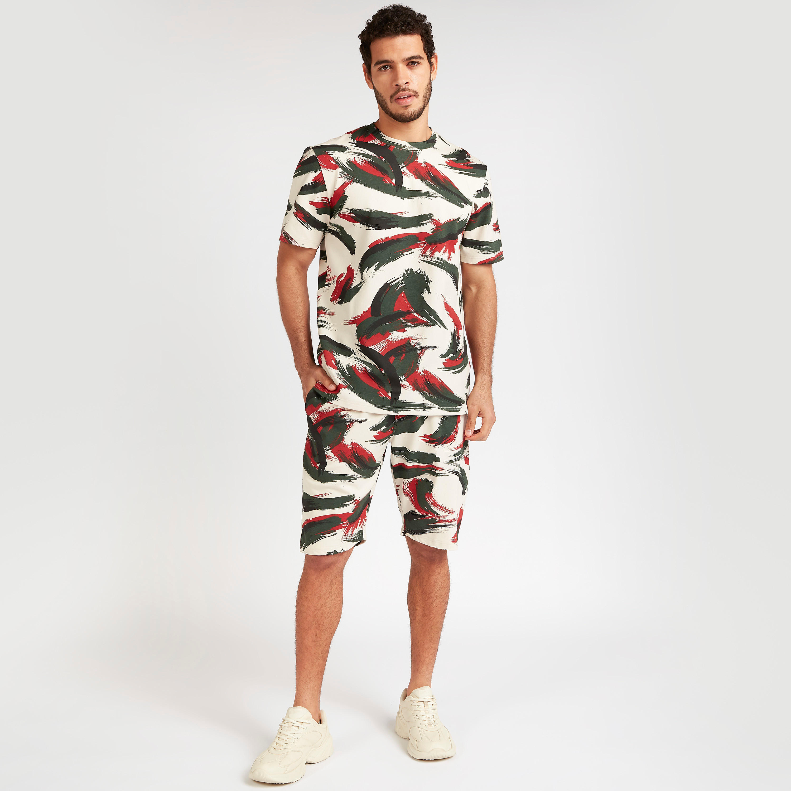 تيشيرت بياقة ضيّقة وأكمام قصيرة وطبعات من آيكونيك-men-clothing-tshirtsandpolos-tshirts-image-4