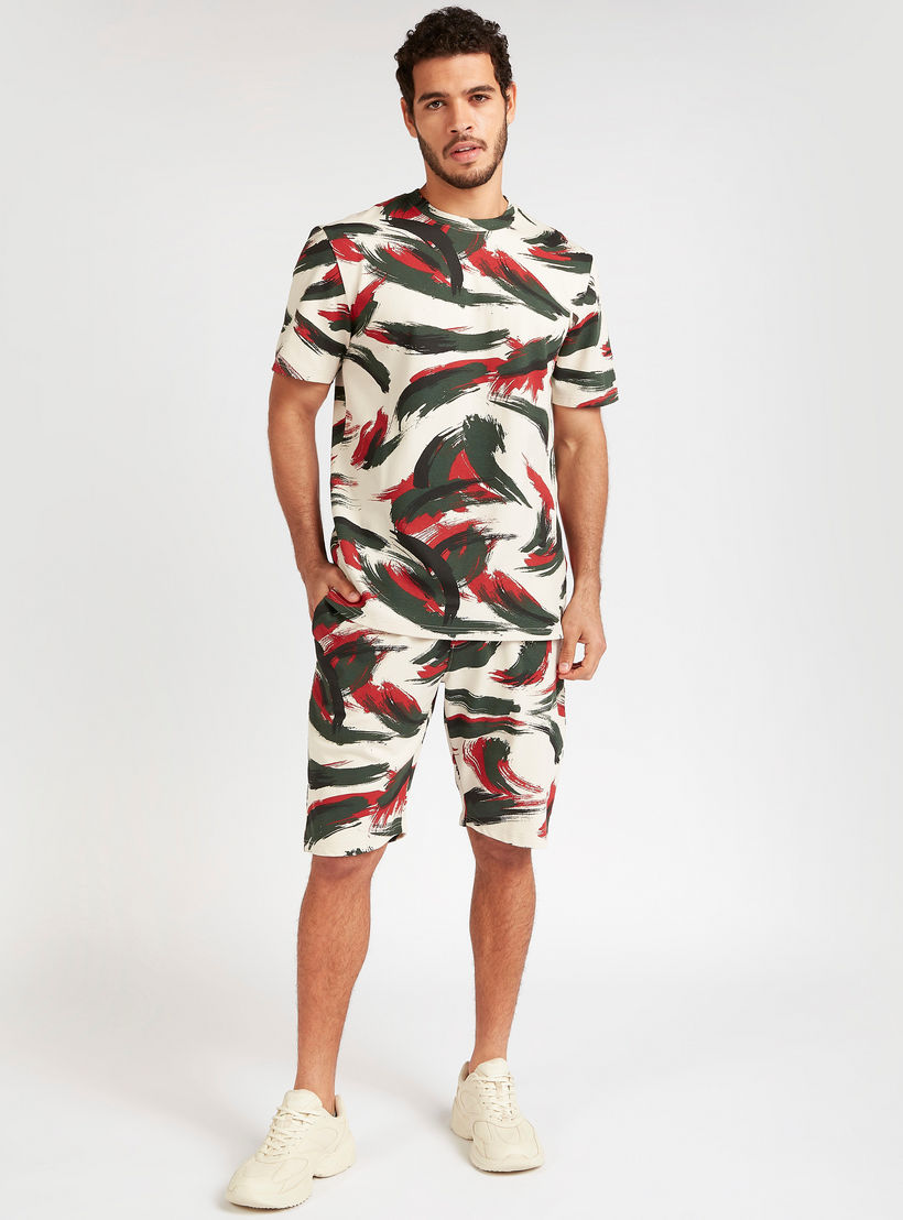 تيشيرت بياقة ضيّقة وأكمام قصيرة وطبعات من آيكونيك-men-clothing-tshirtsandpolos-tshirts-image-4