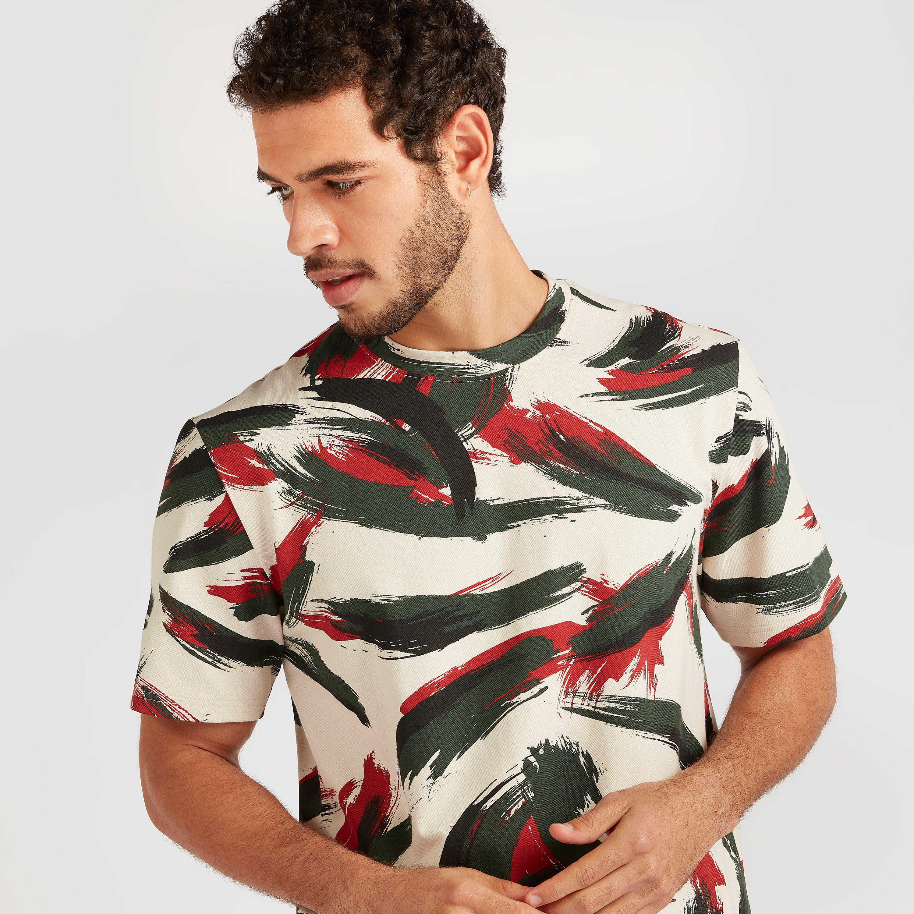 تيشيرت بياقة ضيّقة وأكمام قصيرة وطبعات من آيكونيك-men-clothing-tshirtsandpolos-tshirts-image-3