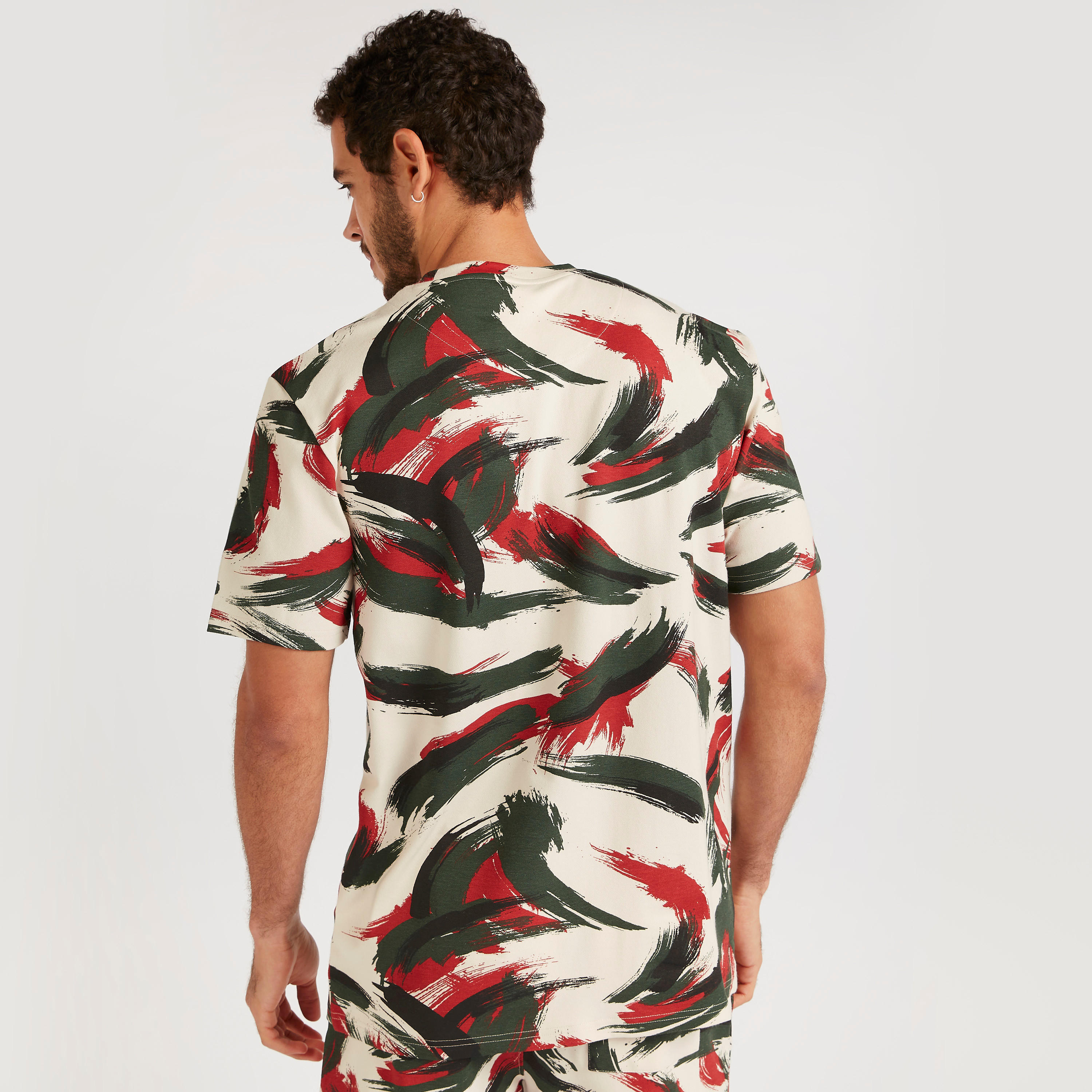 تيشيرت بياقة ضيّقة وأكمام قصيرة وطبعات من آيكونيك-men-clothing-tshirtsandpolos-tshirts-image-2