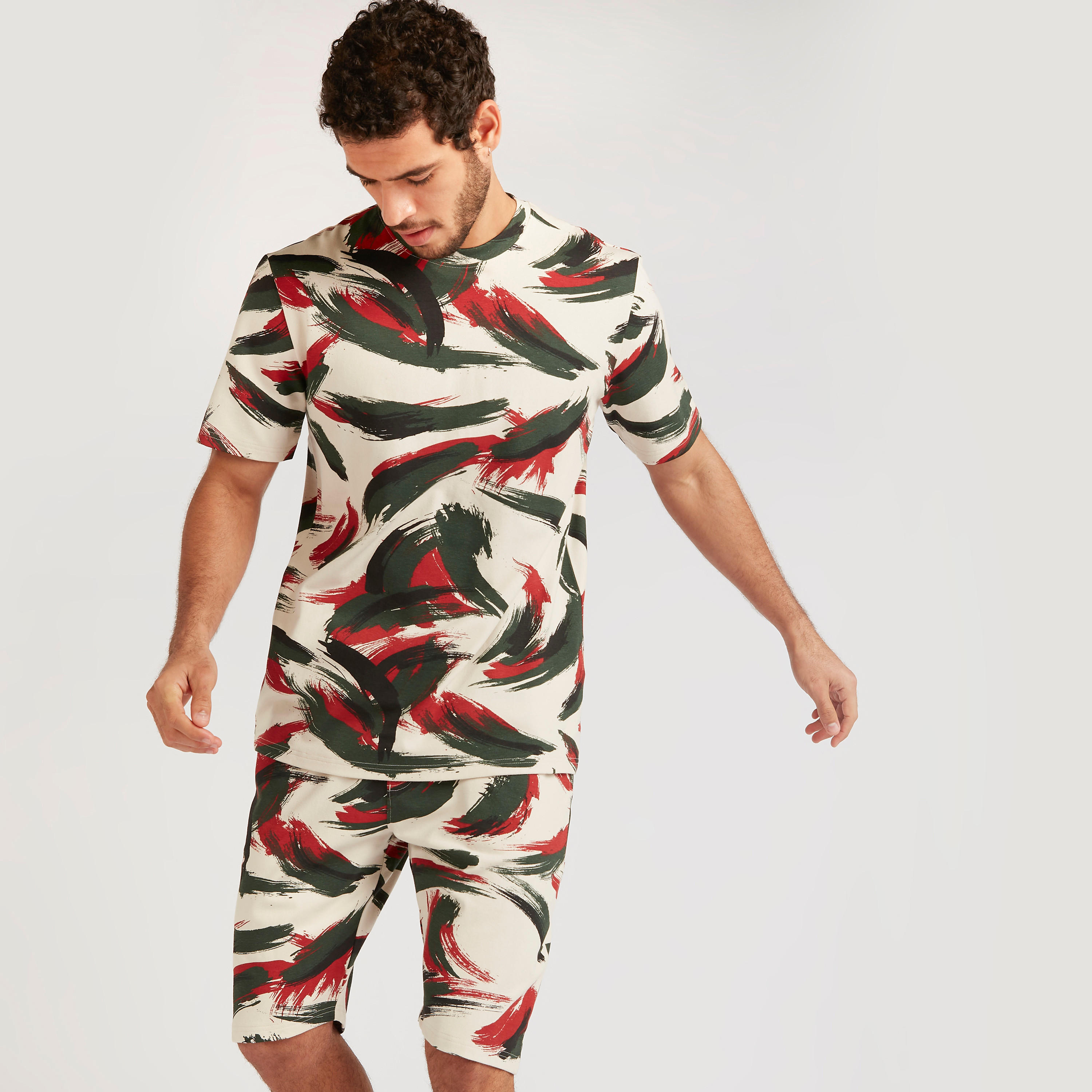تيشيرت بياقة ضيّقة وأكمام قصيرة وطبعات من آيكونيك-men-clothing-tshirtsandpolos-tshirts-image-1