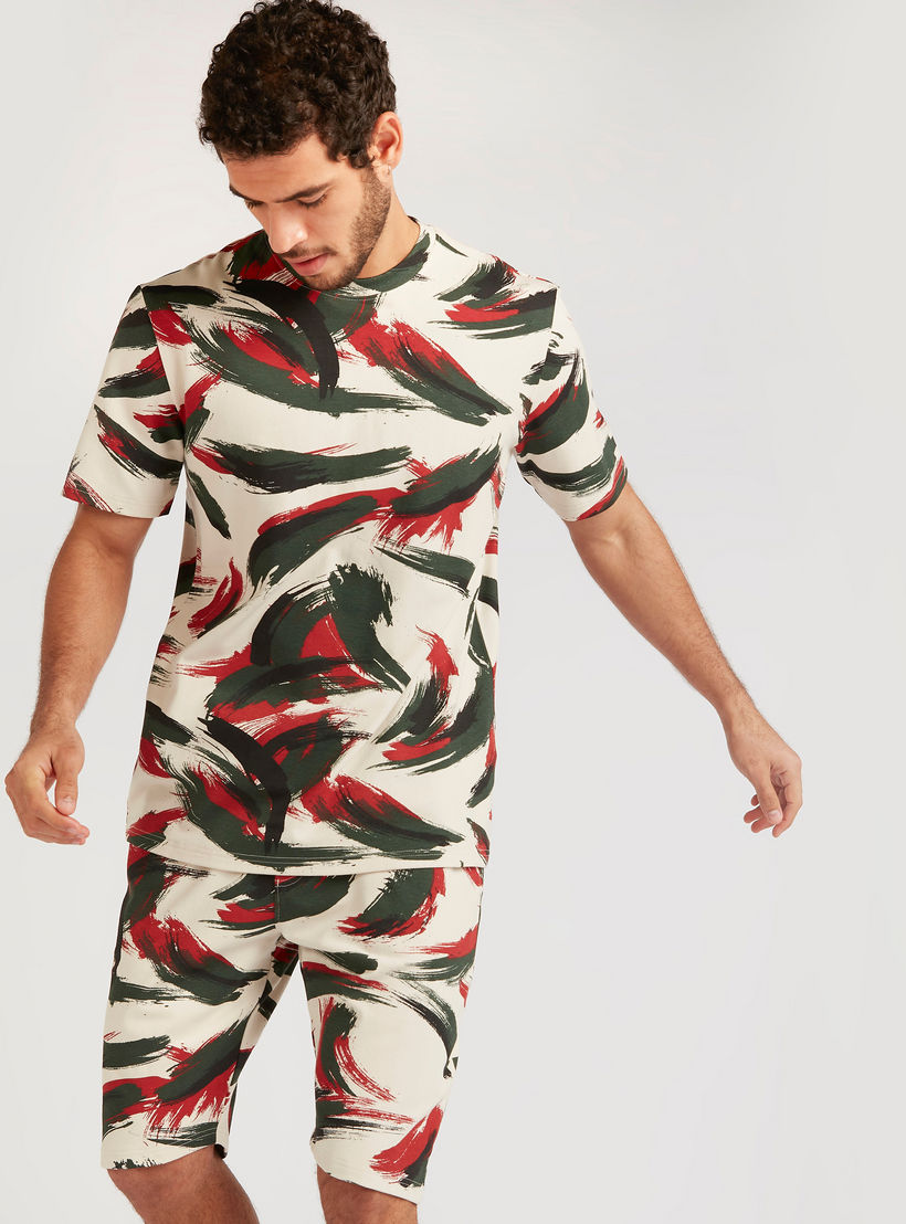 تيشيرت بياقة ضيّقة وأكمام قصيرة وطبعات من آيكونيك-men-clothing-tshirtsandpolos-tshirts-image-1
