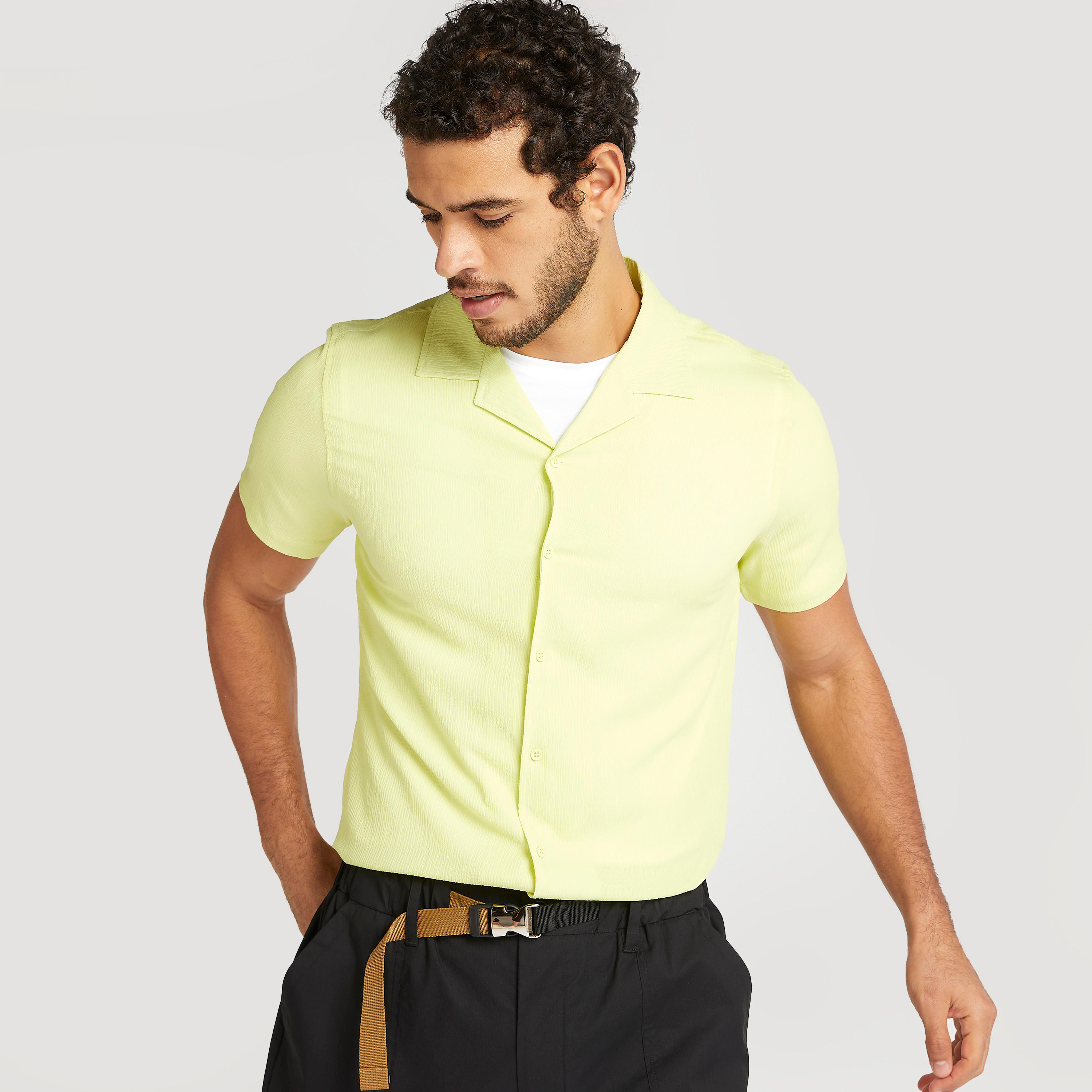 تيشيرت بارز الملمس بقصّة سليم وأكمام قصيرة من آيكونيك-men-clothing-shirts-image-9