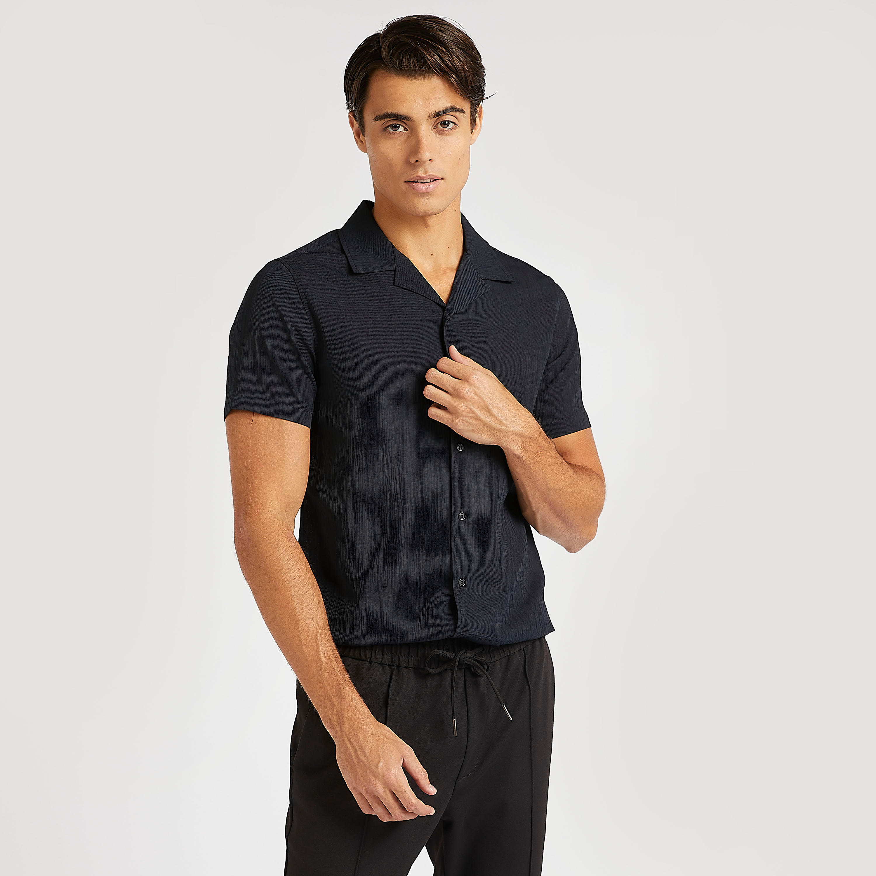 تيشيرت بارز الملمس بقصّة سليم وأكمام قصيرة من آيكونيك-men-clothing-shirts-image-4