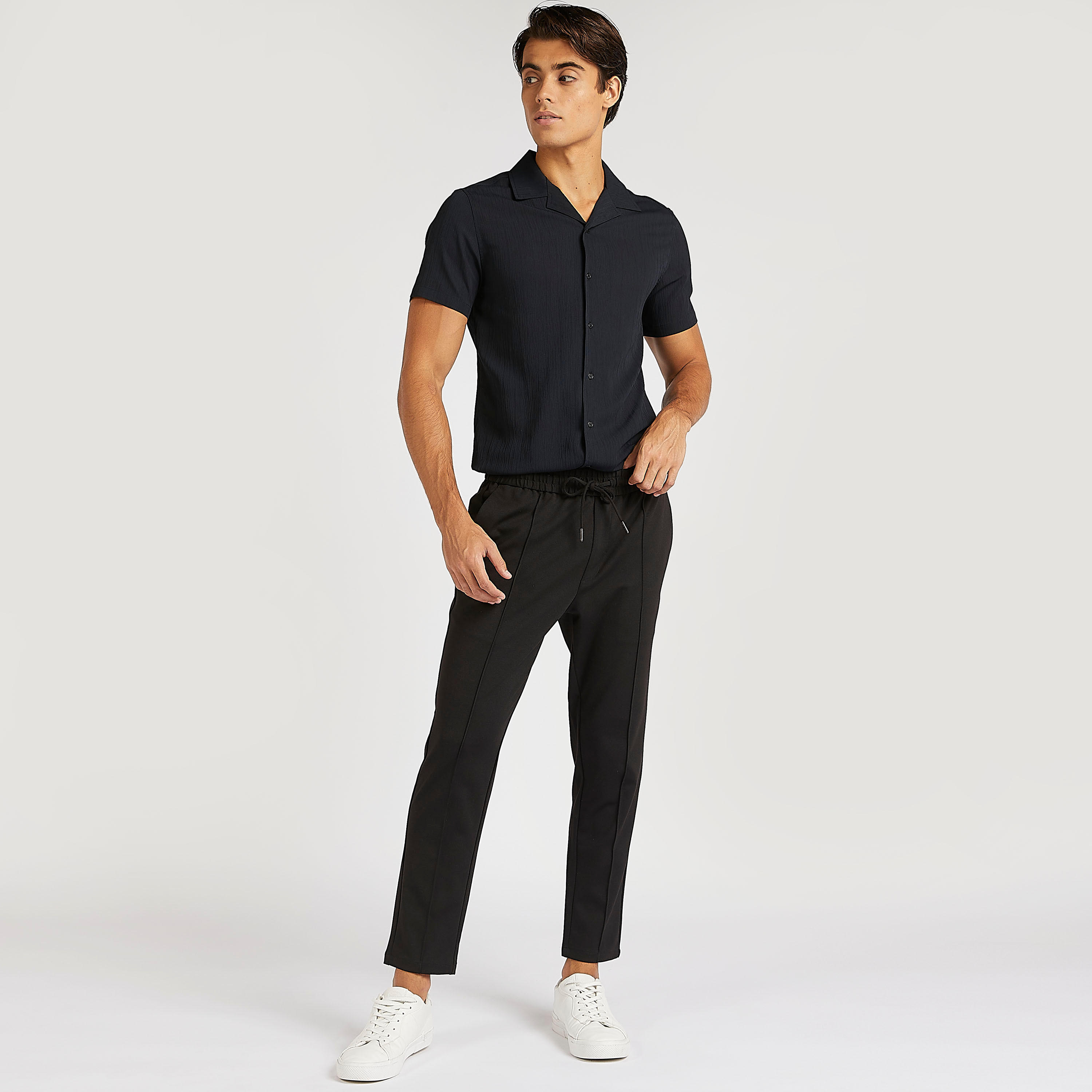 تيشيرت بارز الملمس بقصّة سليم وأكمام قصيرة من آيكونيك-men-clothing-shirts-image-3