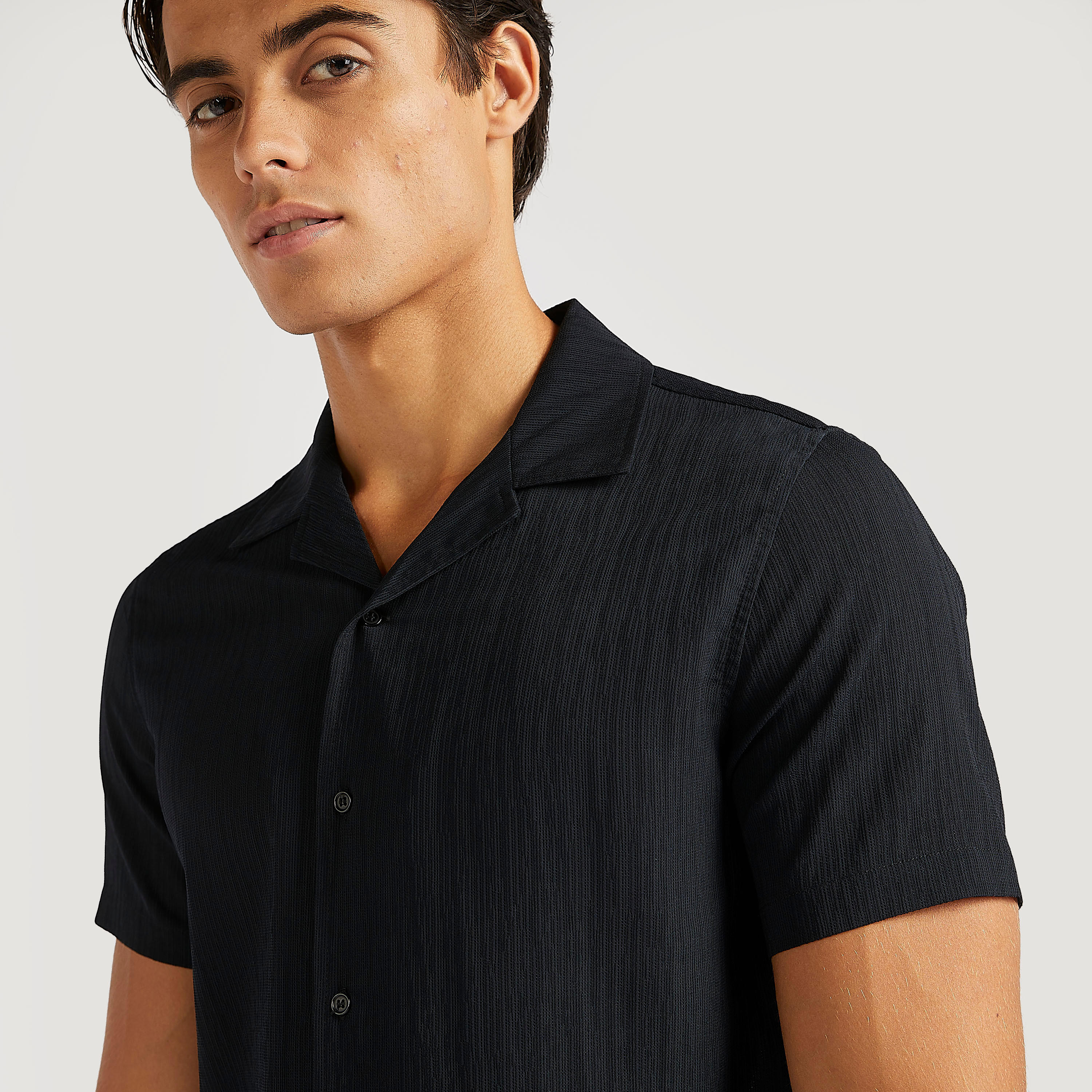 تيشيرت بارز الملمس بقصّة سليم وأكمام قصيرة من آيكونيك-men-clothing-shirts-image-2