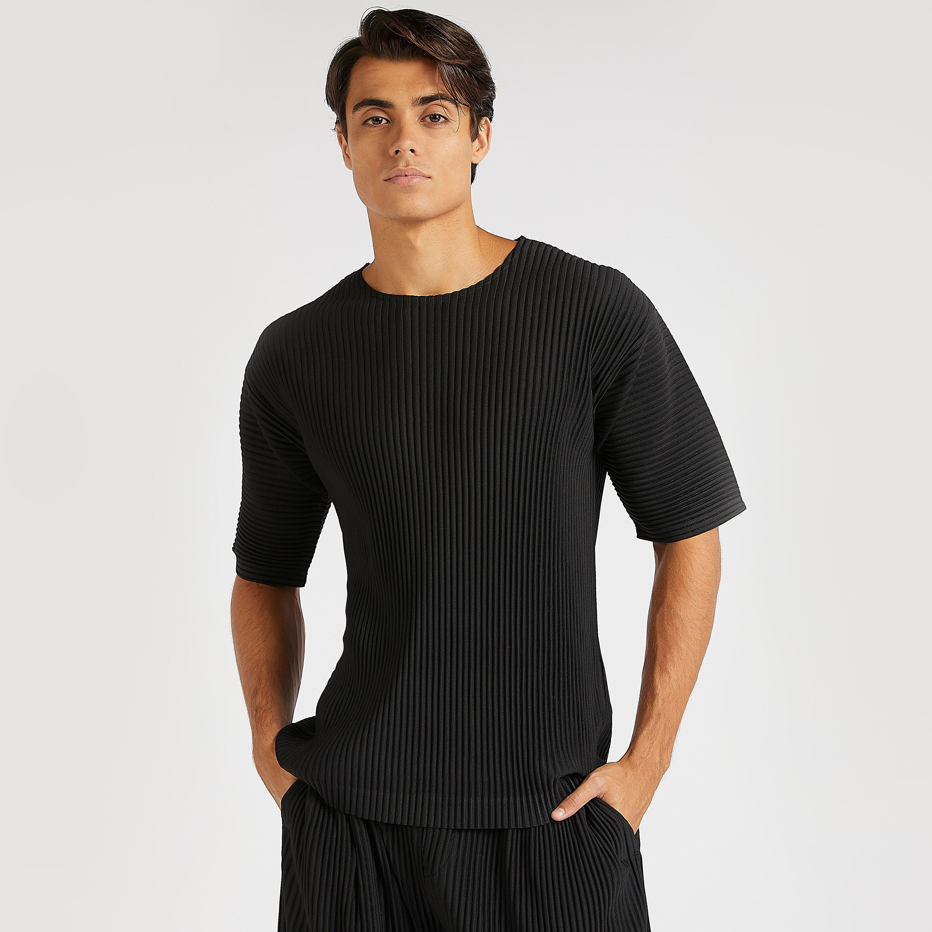 تيشيرت مستدام بارز الملمس بياقة ضيّقة وأكمام قصيرة من آيكونيك-men-clothing-tshirtsandpolos-tshirts-image-1