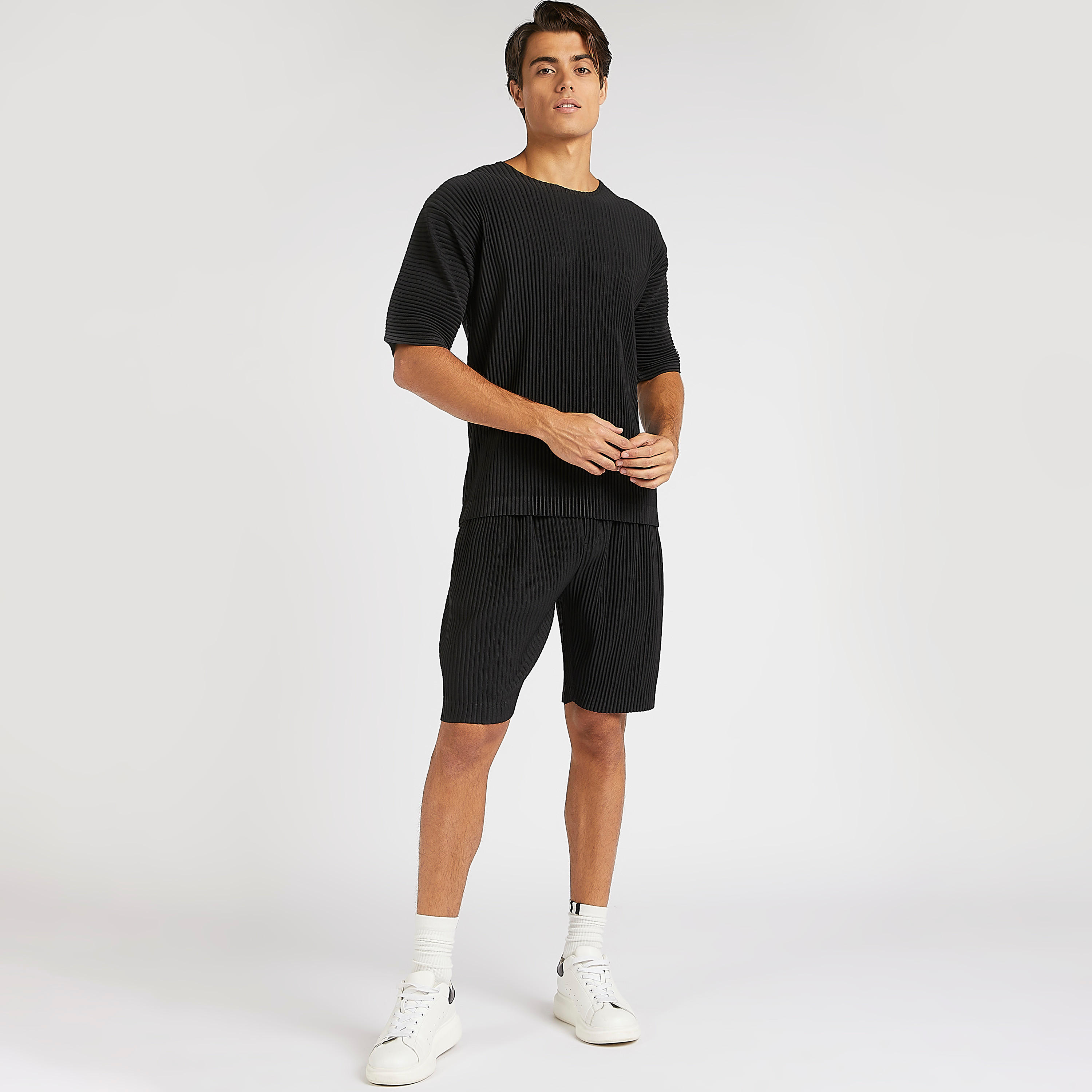 تيشيرت مستدام بارز الملمس بياقة ضيّقة وأكمام قصيرة من آيكونيك-men-clothing-tshirtsandpolos-tshirts-image-2