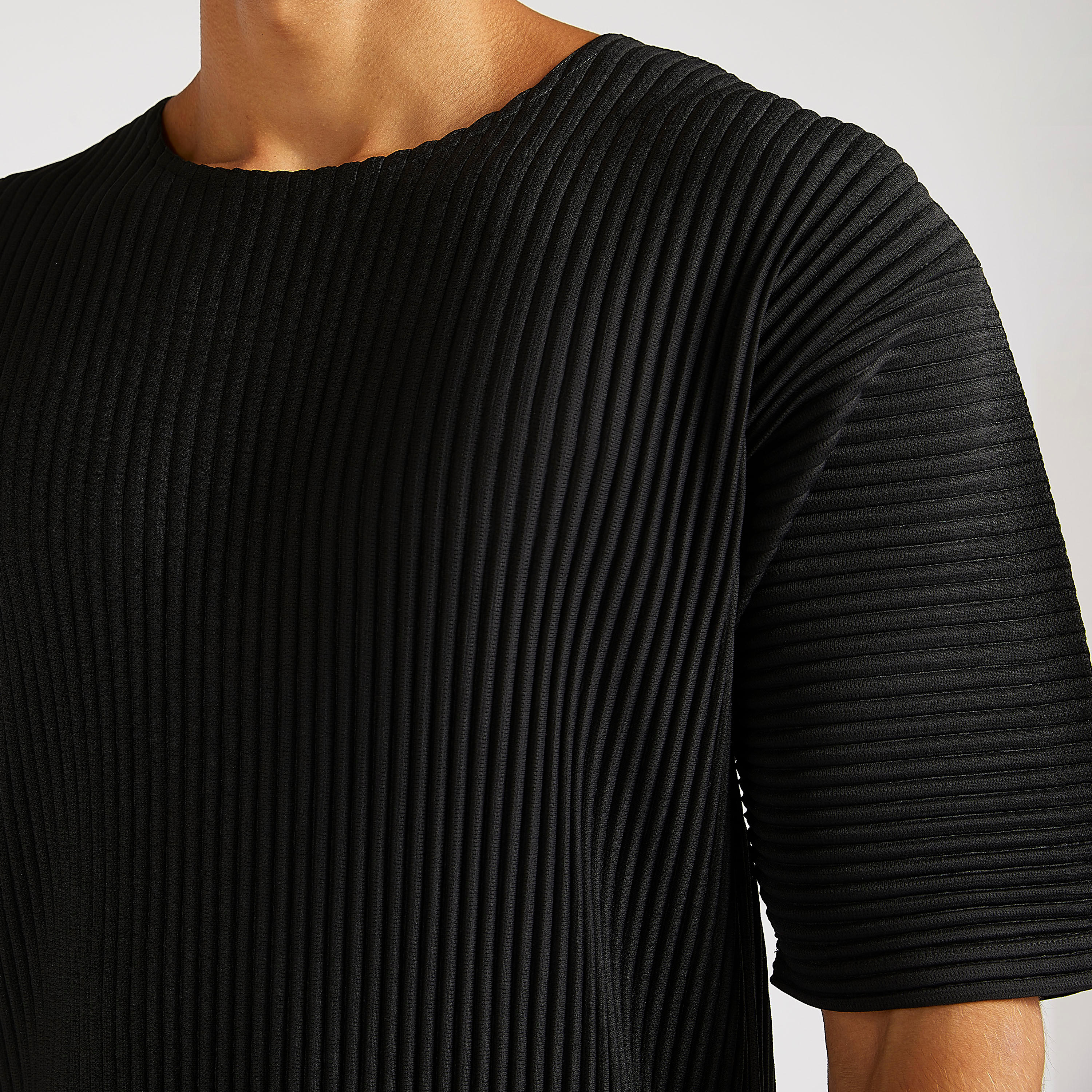 تيشيرت مستدام بارز الملمس بياقة ضيّقة وأكمام قصيرة من آيكونيك-men-clothing-tshirtsandpolos-tshirts-image-3