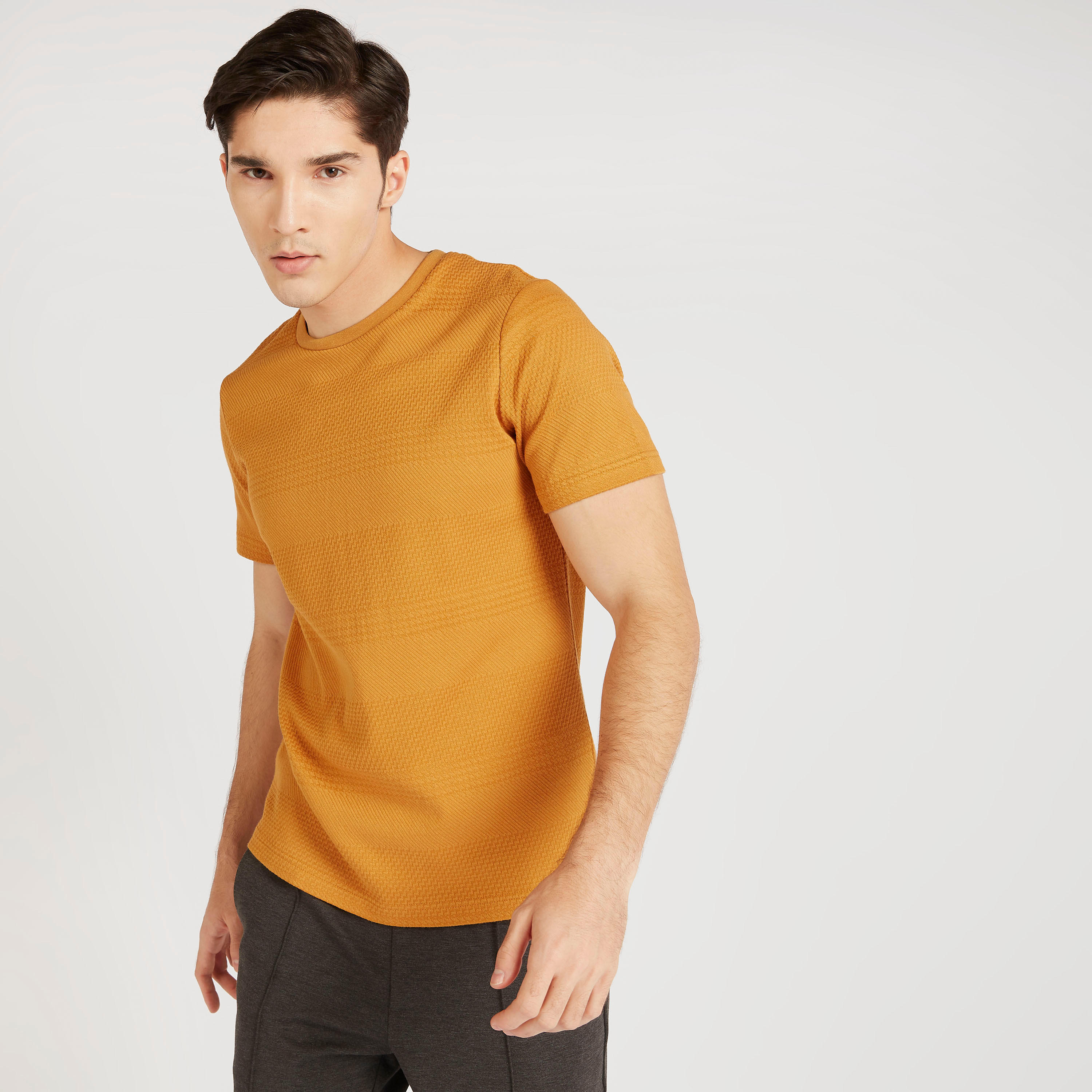 تيشيرت بارز الملمس بياقة ضيّقة من آيكونيك-men-clothing-tshirtsandpolos-tshirts-image-4