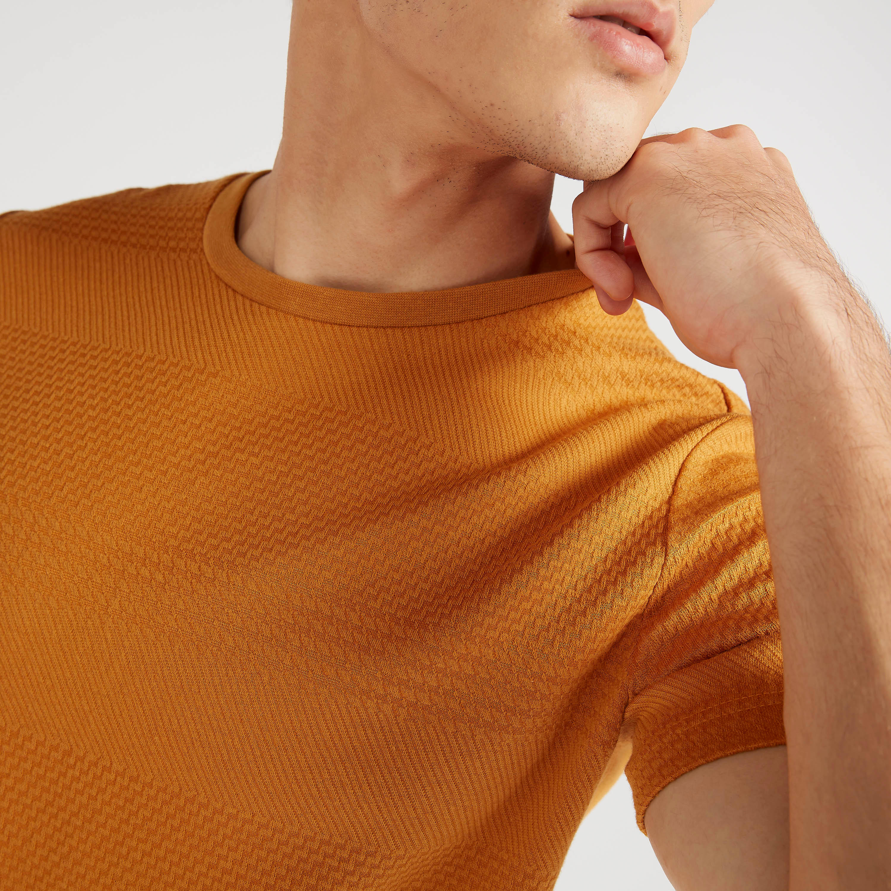 تيشيرت بارز الملمس بياقة ضيّقة من آيكونيك-men-clothing-tshirtsandpolos-tshirts-image-2