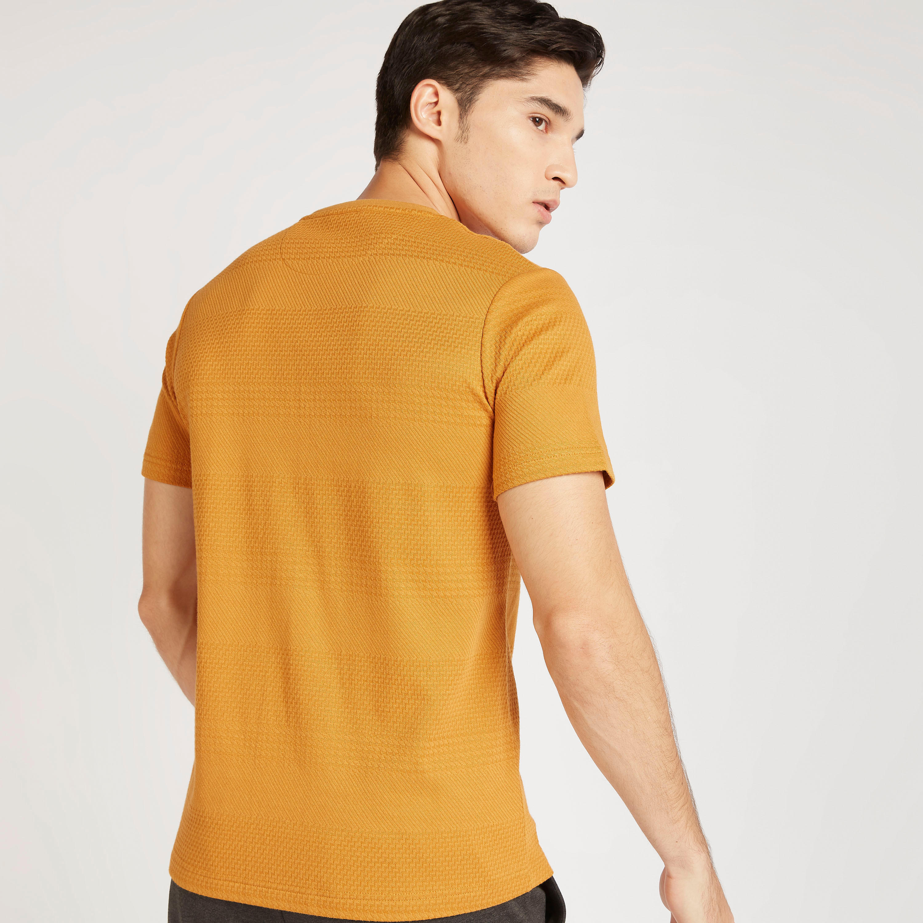 تيشيرت بارز الملمس بياقة ضيّقة من آيكونيك-men-clothing-tshirtsandpolos-tshirts-image-1