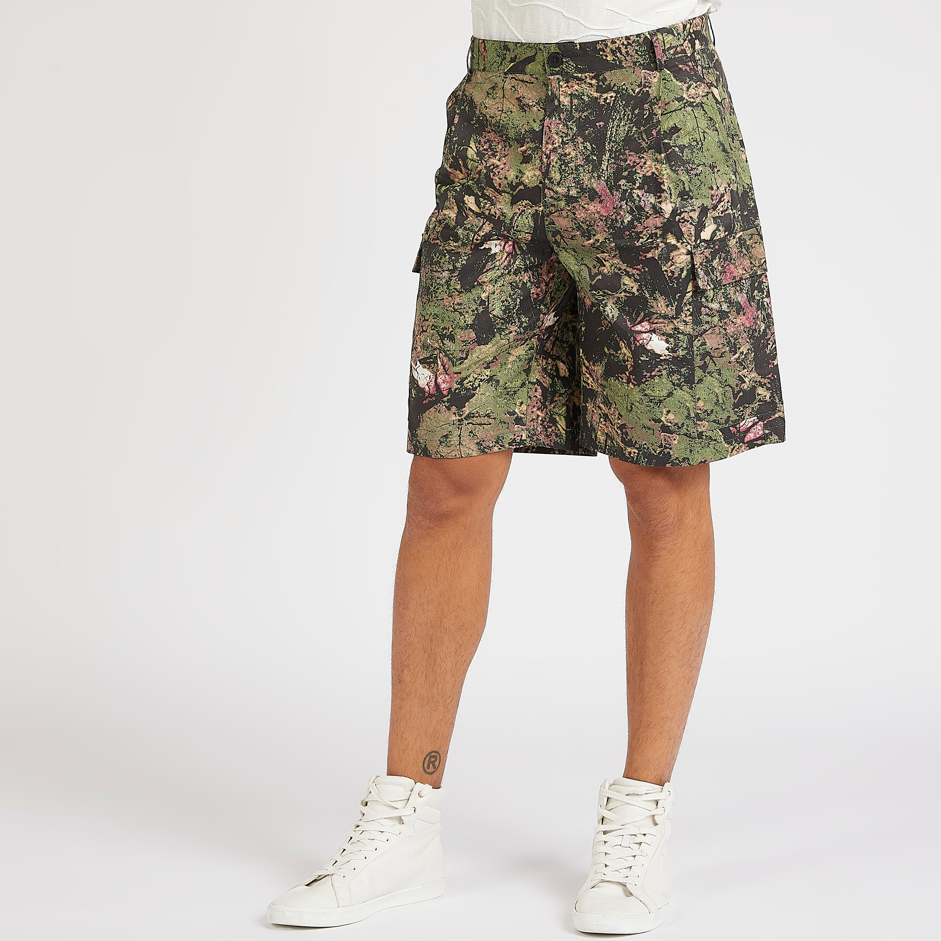 شورت بخصر متوسط الارتفاع وجيوب بطيّة وطبعات من آيكونيك-men-clothing-bottoms-shorts-image-1