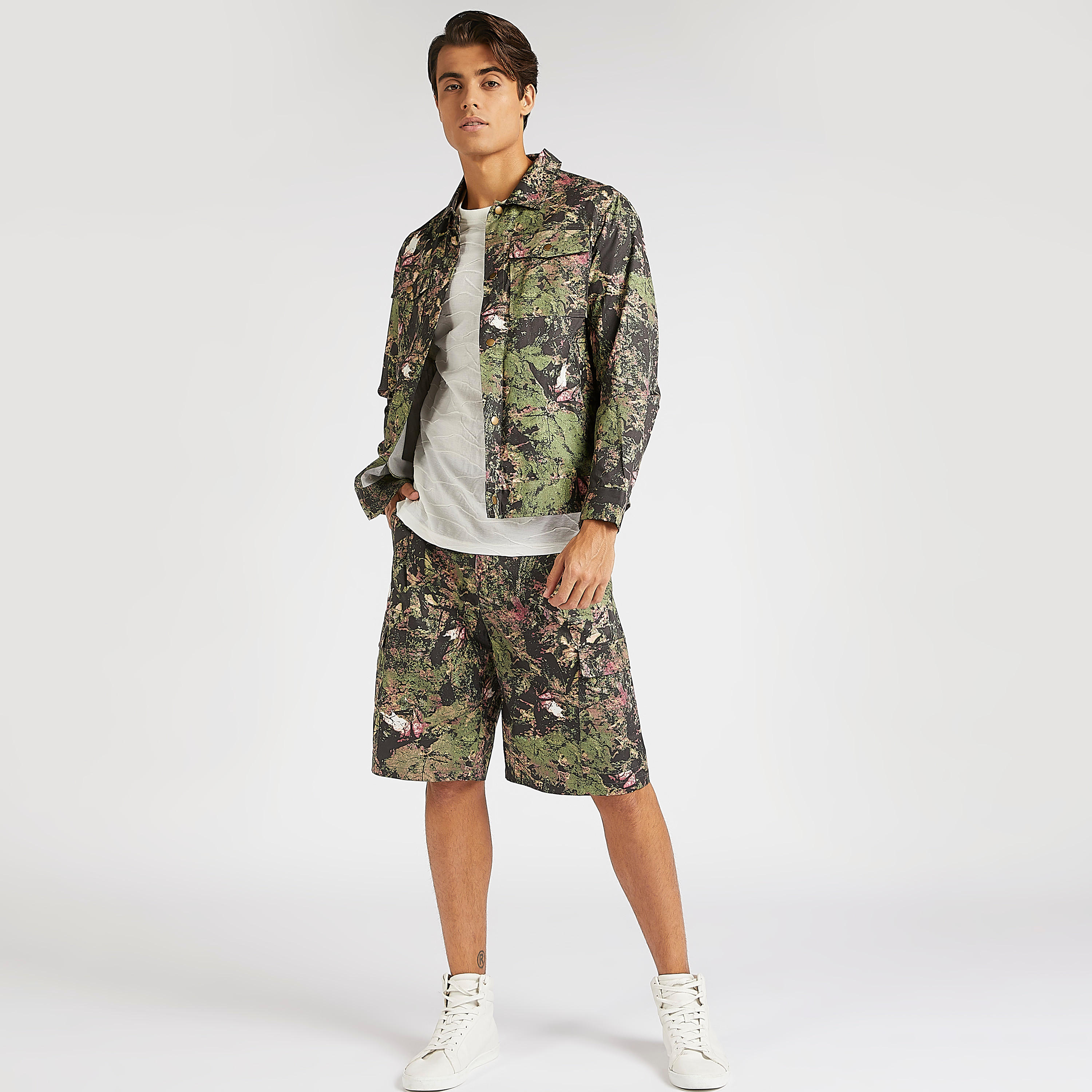شورت بخصر متوسط الارتفاع وجيوب بطيّة وطبعات من آيكونيك-men-clothing-bottoms-shorts-image-2