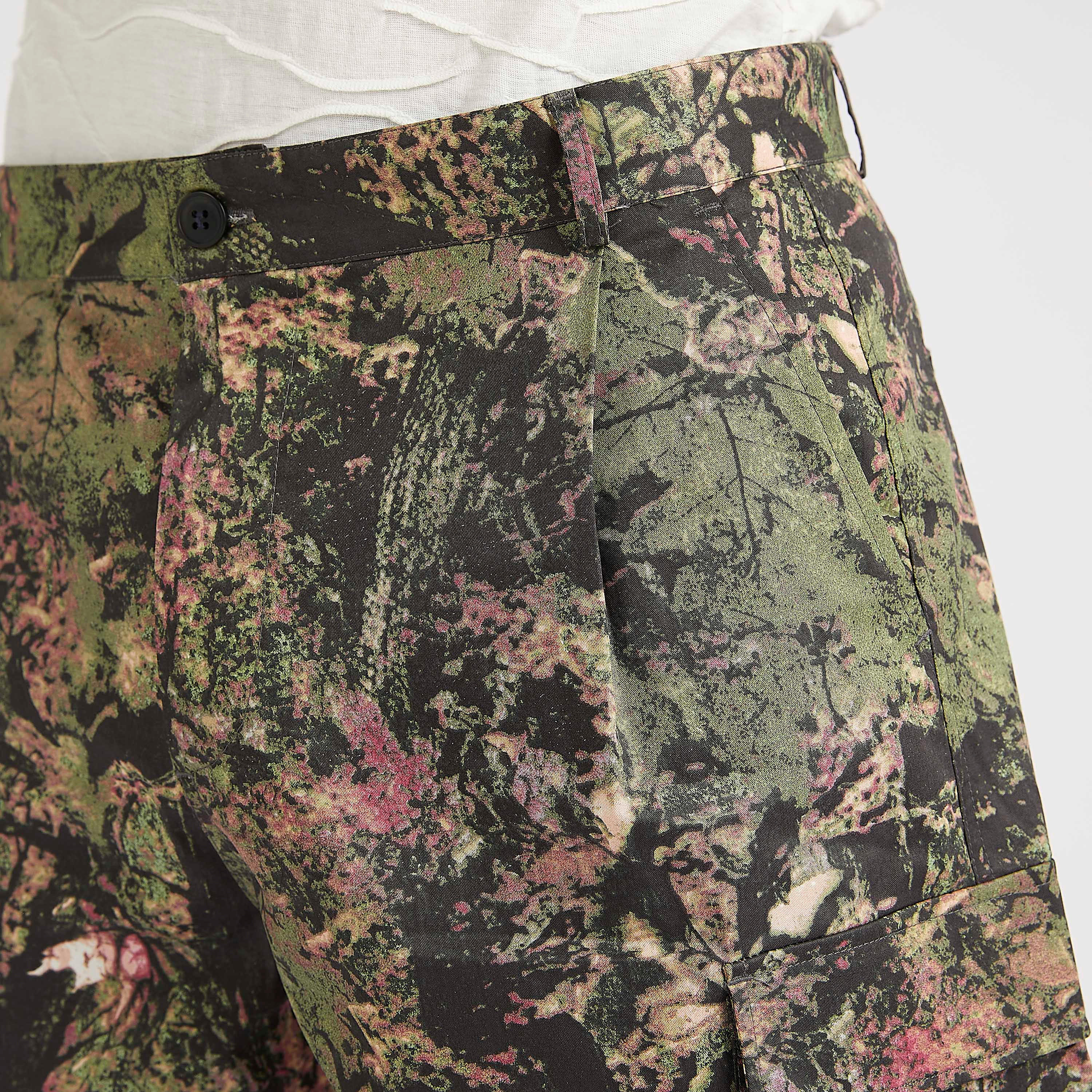 شورت بخصر متوسط الارتفاع وجيوب بطيّة وطبعات من آيكونيك-men-clothing-bottoms-shorts-image-3