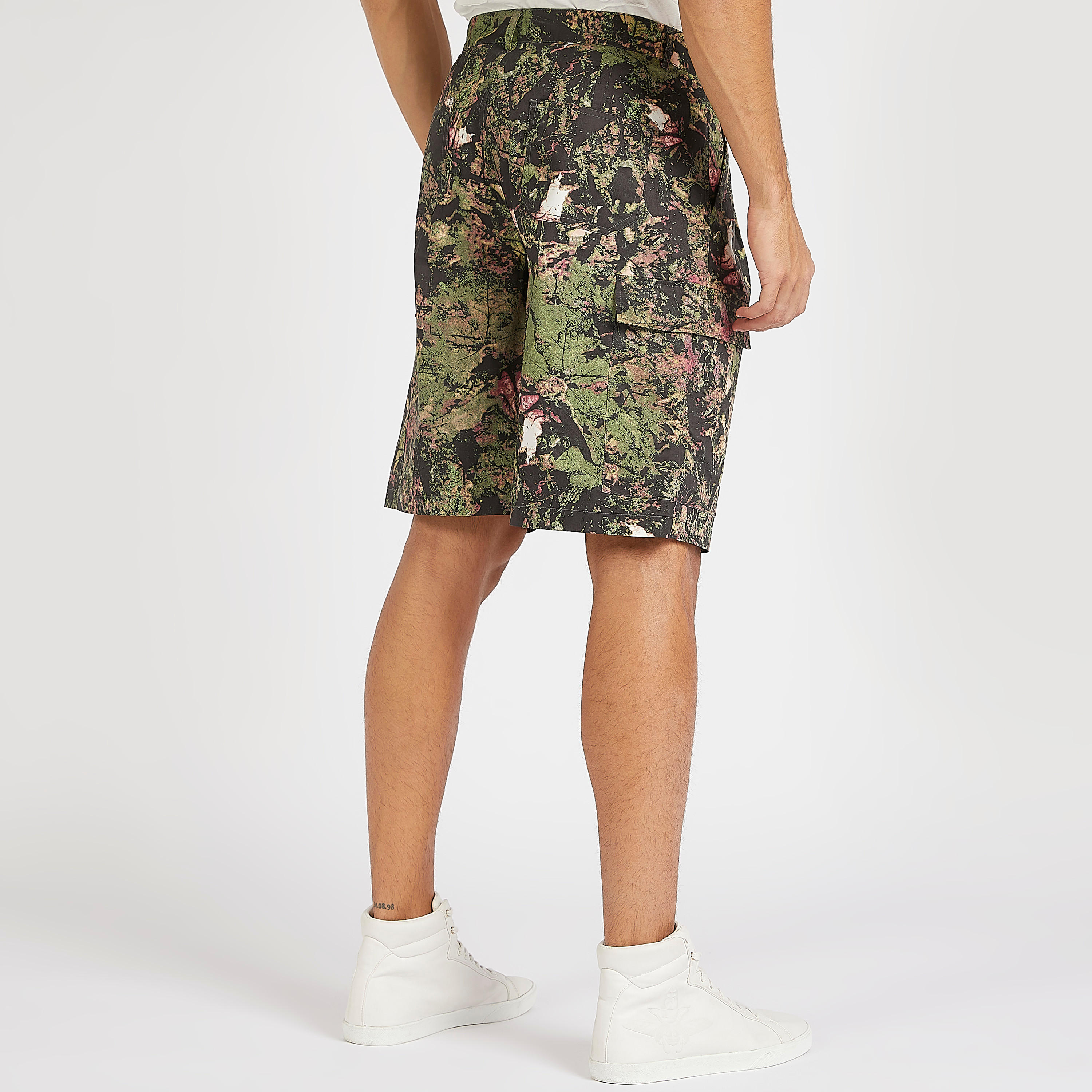 شورت بخصر متوسط الارتفاع وجيوب بطيّة وطبعات من آيكونيك-men-clothing-bottoms-shorts-image-4