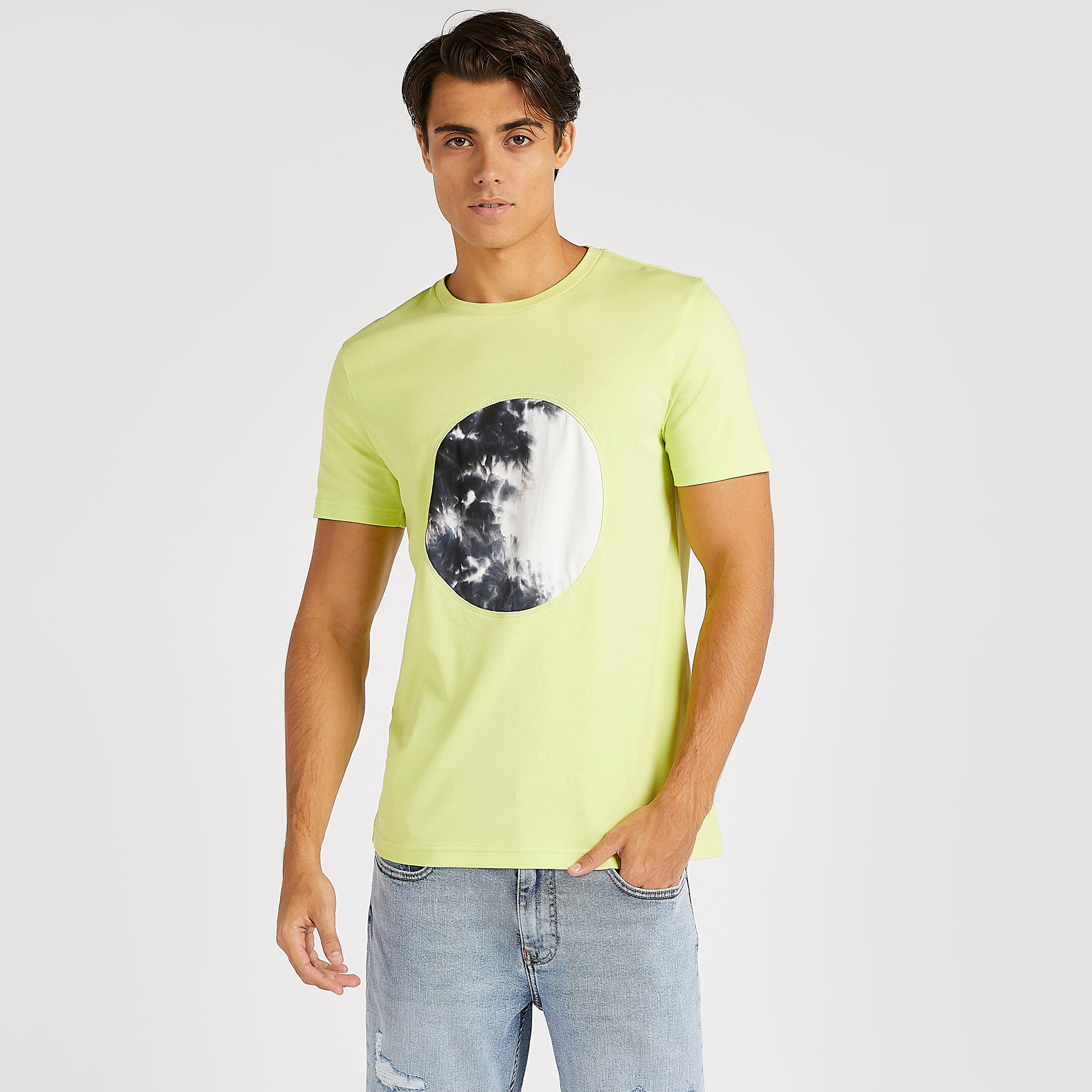 تيشيرت بياقة ضيّقة وأكمام قصيرة وطبعات من آيكونيك-men-clothing-tshirtsandpolos-tshirts-image-1