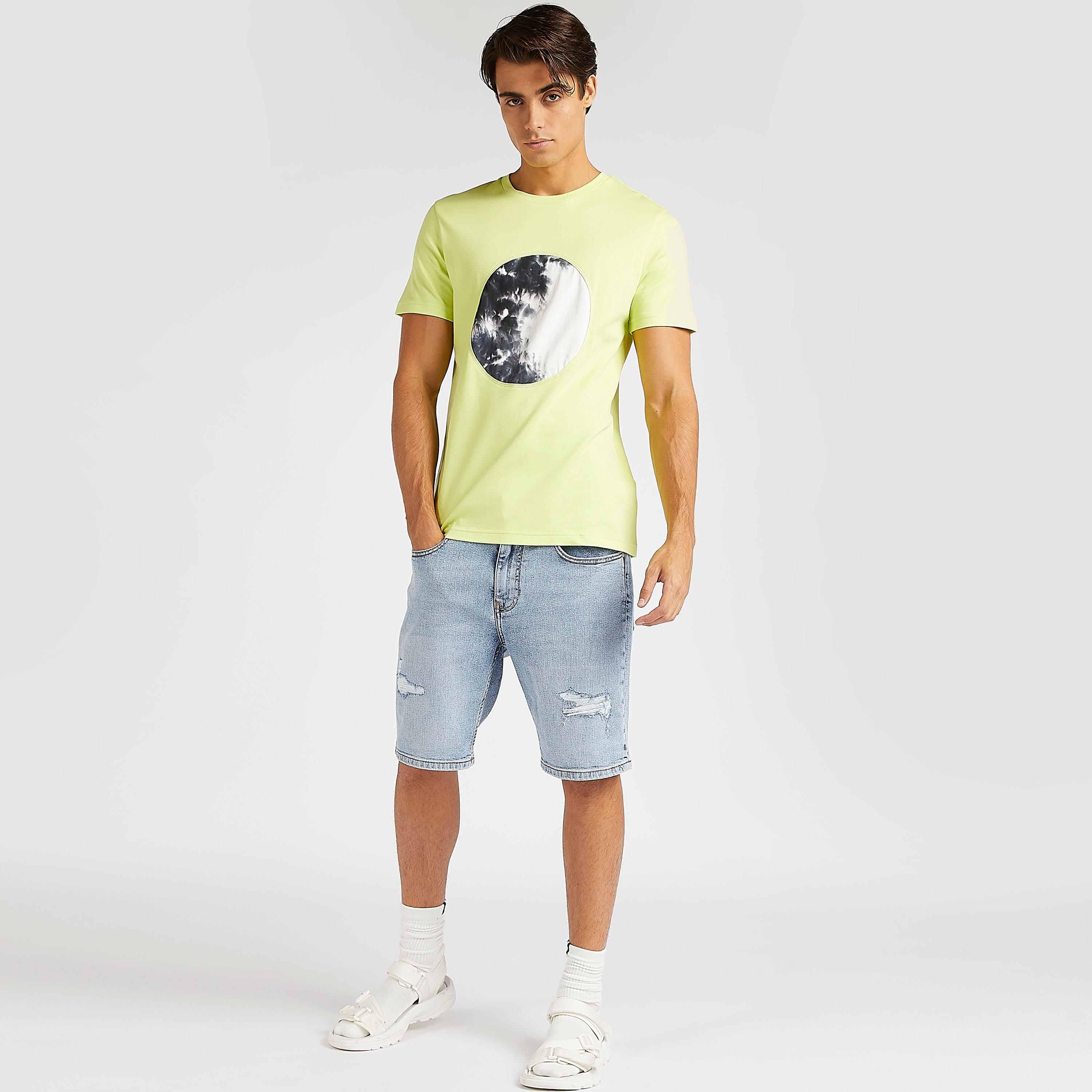 تيشيرت بياقة ضيّقة وأكمام قصيرة وطبعات من آيكونيك-men-clothing-tshirtsandpolos-tshirts-image-2
