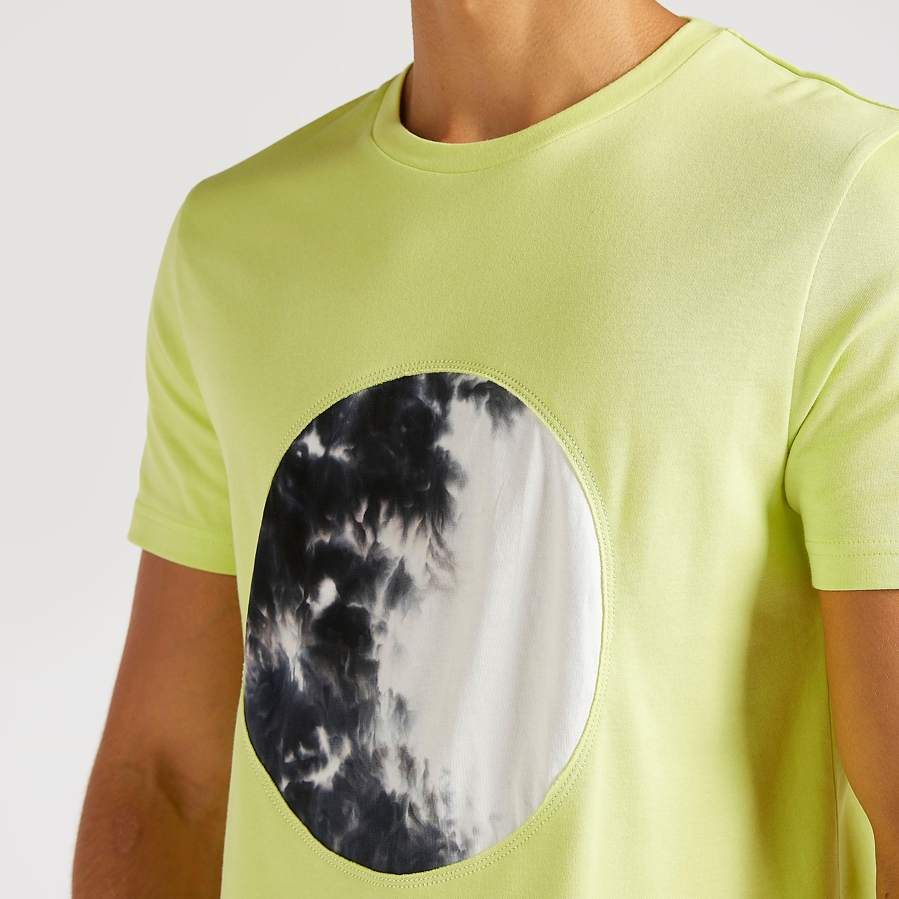 تيشيرت بياقة ضيّقة وأكمام قصيرة وطبعات من آيكونيك-men-clothing-tshirtsandpolos-tshirts-image-3