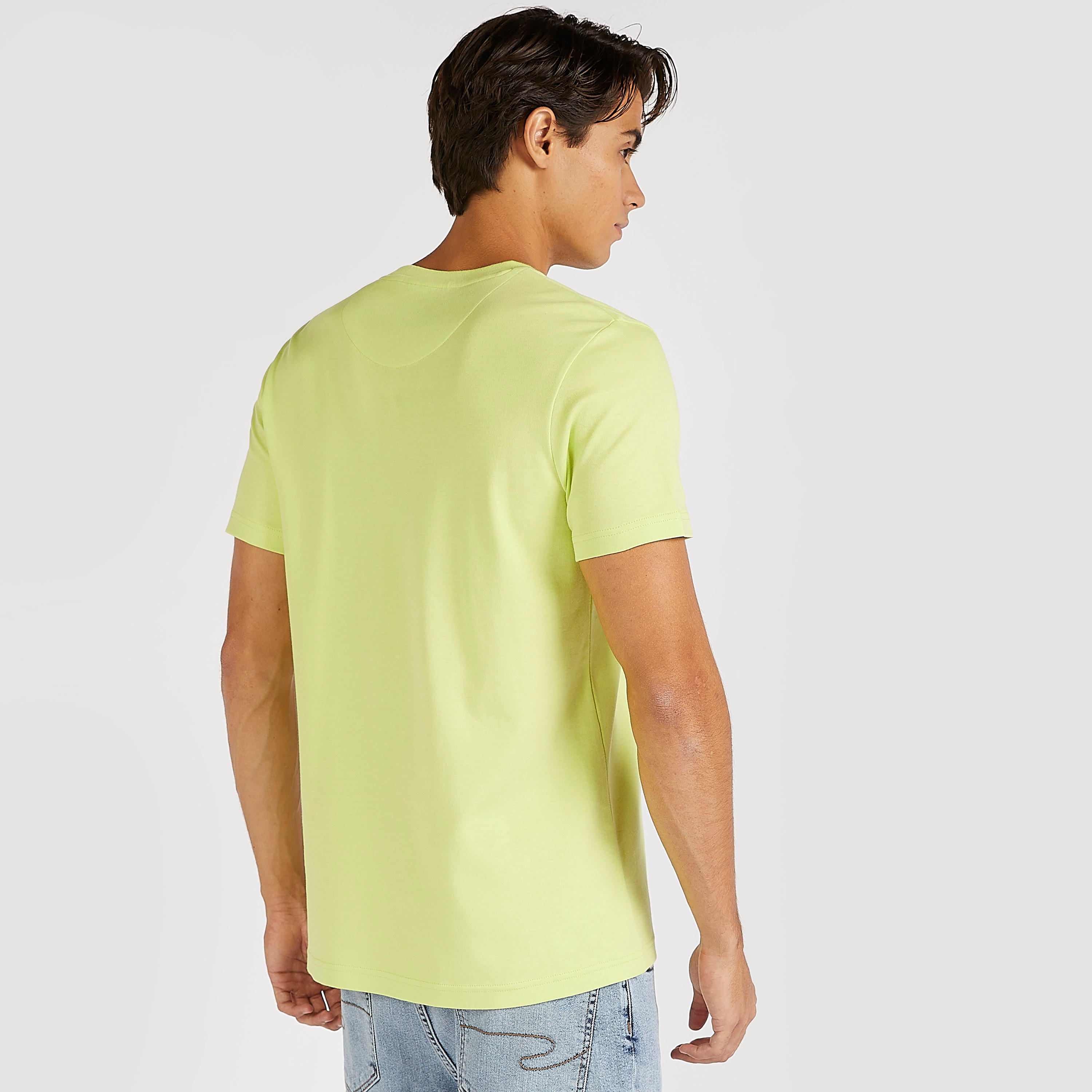 تيشيرت بياقة ضيّقة وأكمام قصيرة وطبعات من آيكونيك-men-clothing-tshirtsandpolos-tshirts-image-4