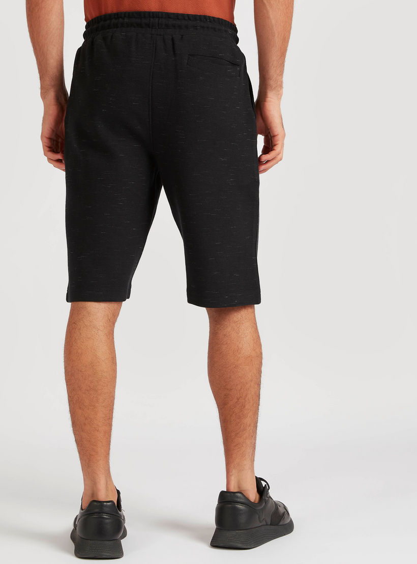 شورت بارز الملمس برباط إغلاق وجيوب من آيكونيك-men-clothing-bottoms-shorts-image-1