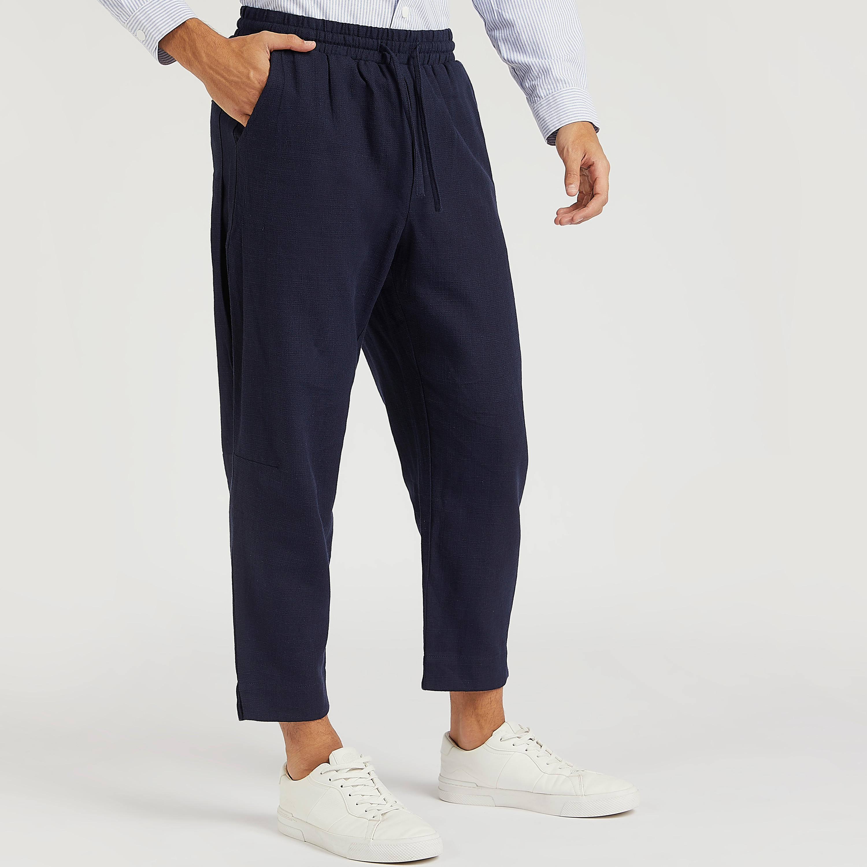 شورت بارز الملمس بقصّة سليم وخصر مرن من آيكونيك-men-clothing-bottoms-trousersandchinos-trousers-image-1