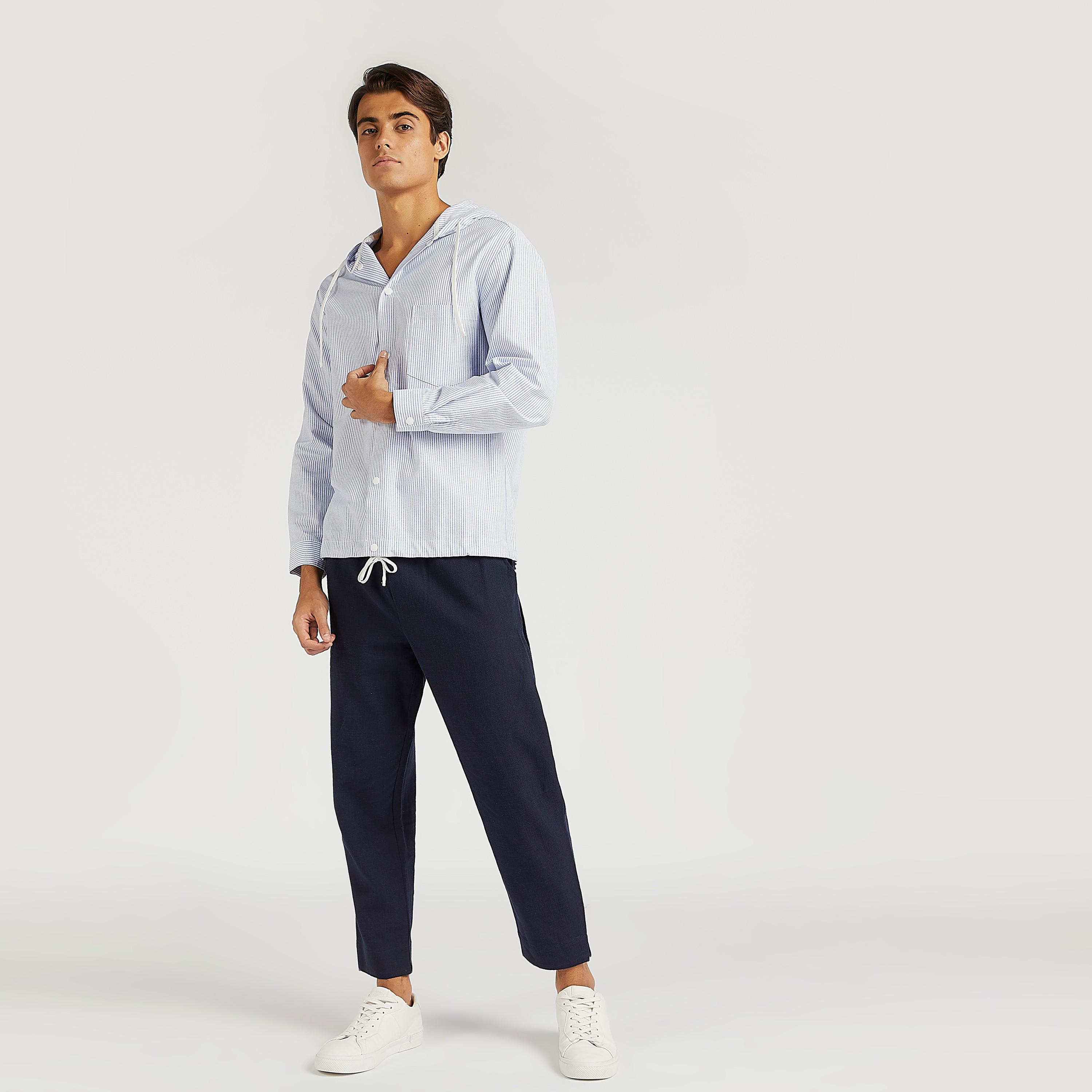 شورت بارز الملمس بقصّة سليم وخصر مرن من آيكونيك-men-clothing-bottoms-trousersandchinos-trousers-image-2