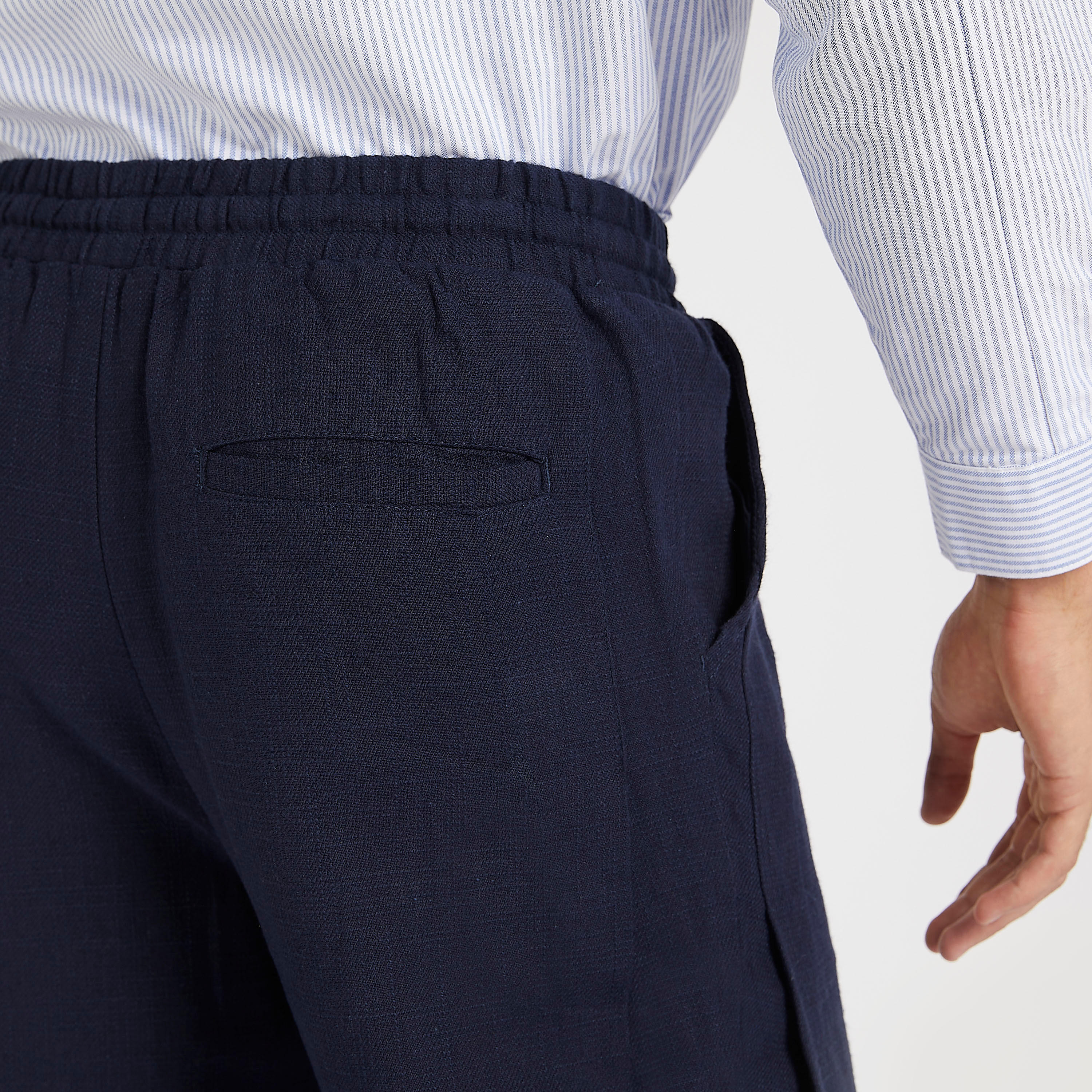 شورت بارز الملمس بقصّة سليم وخصر مرن من آيكونيك-men-clothing-bottoms-trousersandchinos-trousers-image-3