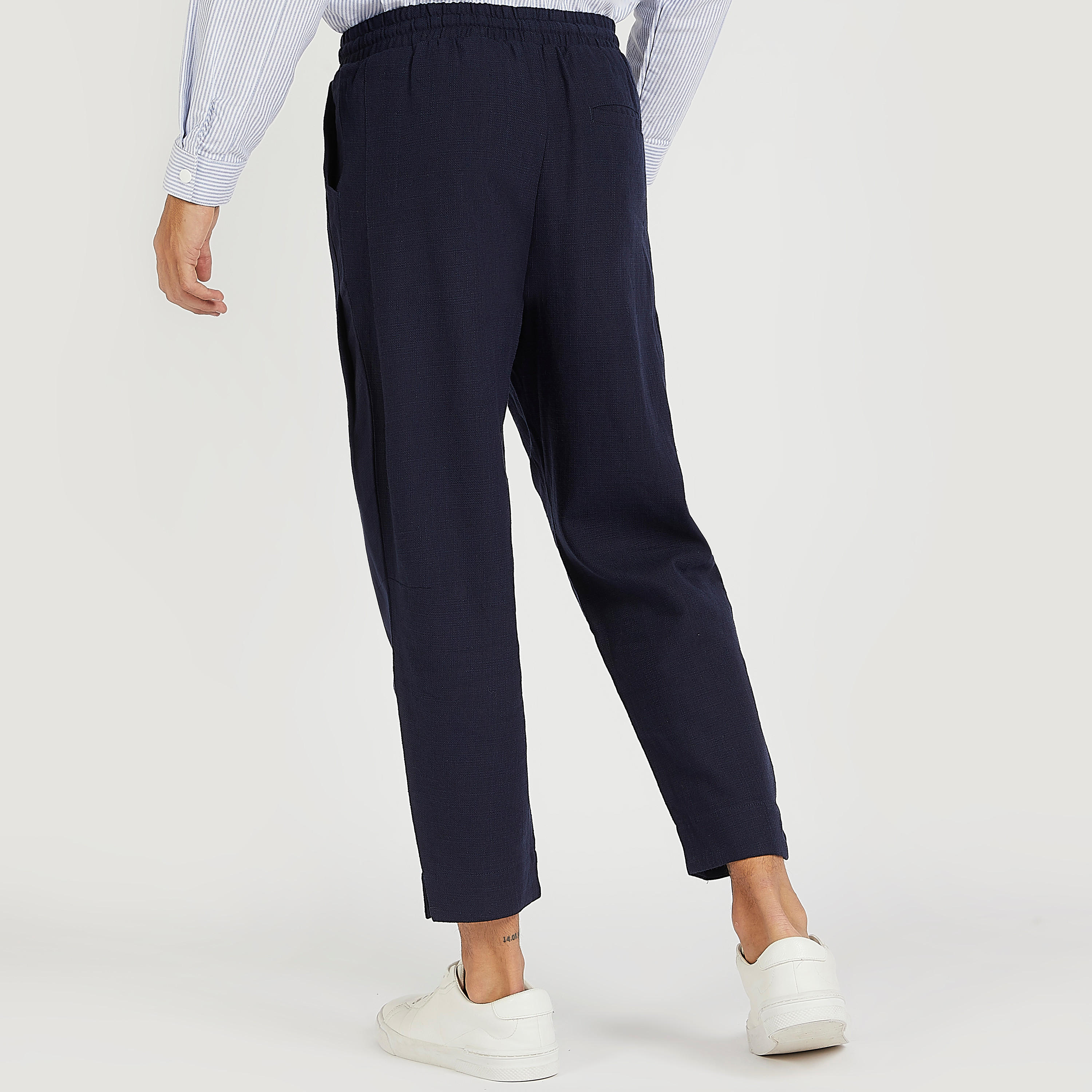 شورت بارز الملمس بقصّة سليم وخصر مرن من آيكونيك-men-clothing-bottoms-trousersandchinos-trousers-image-4