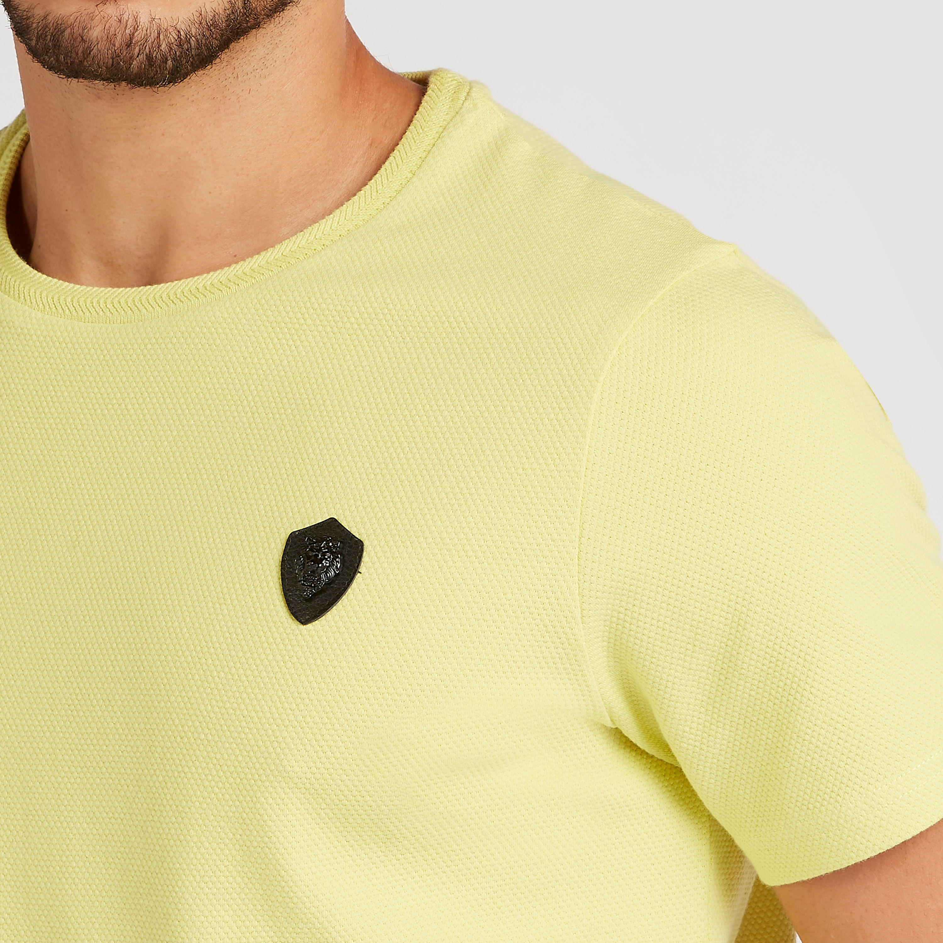 تيشيرت بياقة ضيّقة وأكمام قصيرة من آيكونيك-men-clothing-tshirtsandpolos-tshirts-image-2