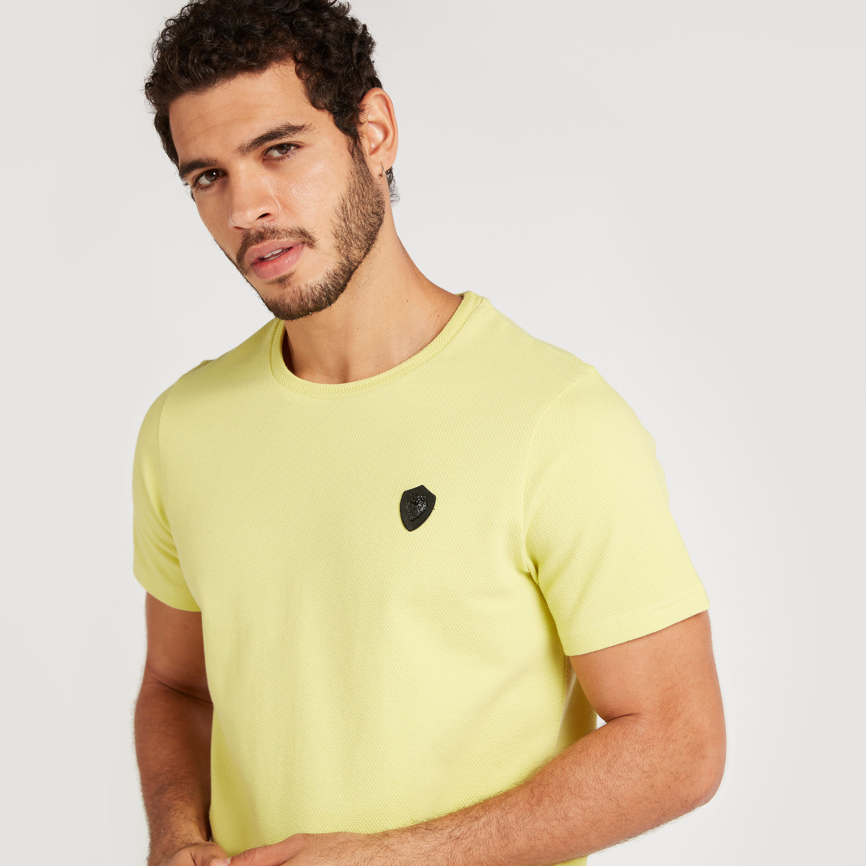 تيشيرت بياقة ضيّقة وأكمام قصيرة من آيكونيك-men-clothing-tshirtsandpolos-tshirts-image-1