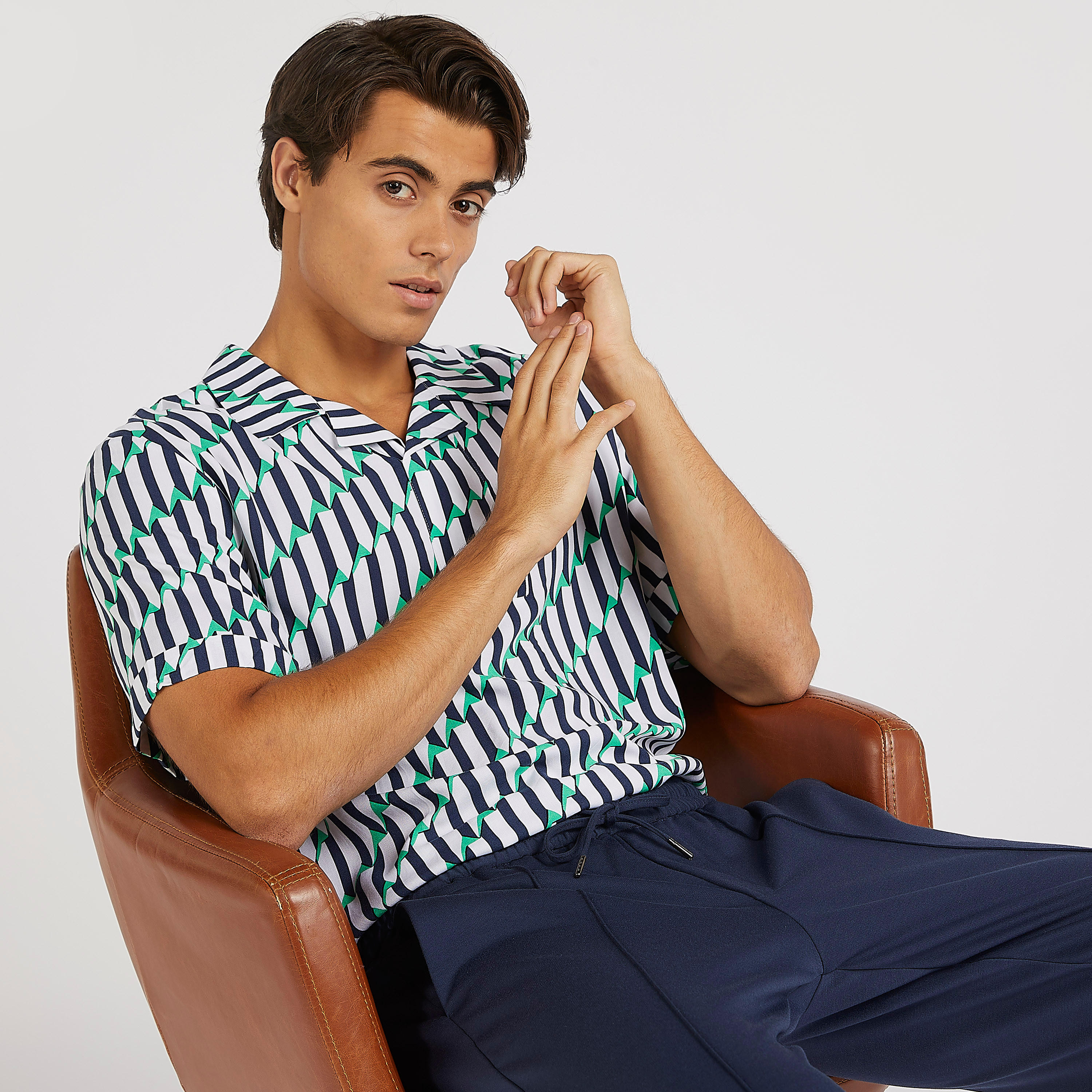 تيشيرت بارز الملمس بقصّة سليم وأكمام قصيرة من آيكونيك-men-clothing-shirts-image-1