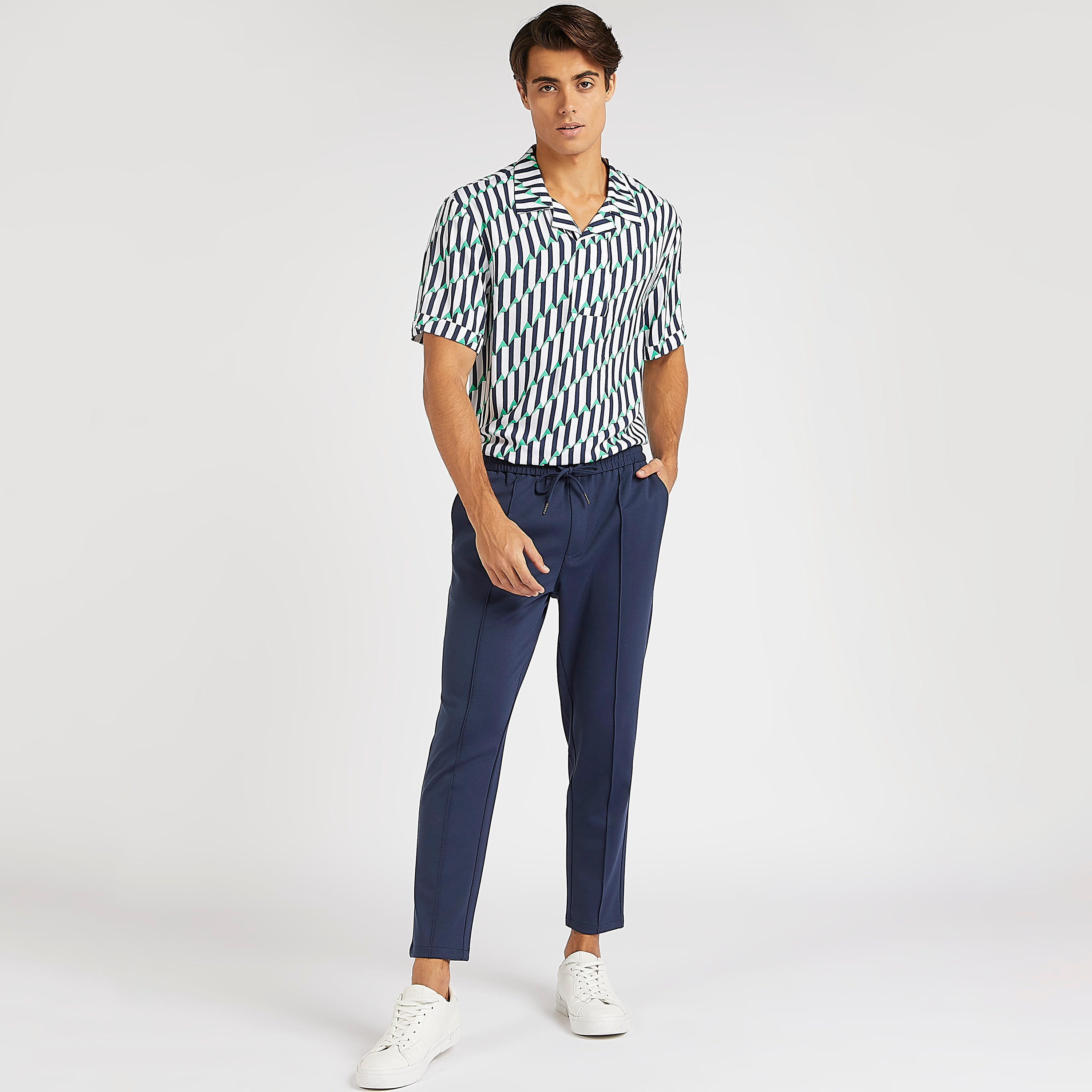 تيشيرت بارز الملمس بقصّة سليم وأكمام قصيرة من آيكونيك-men-clothing-shirts-image-2