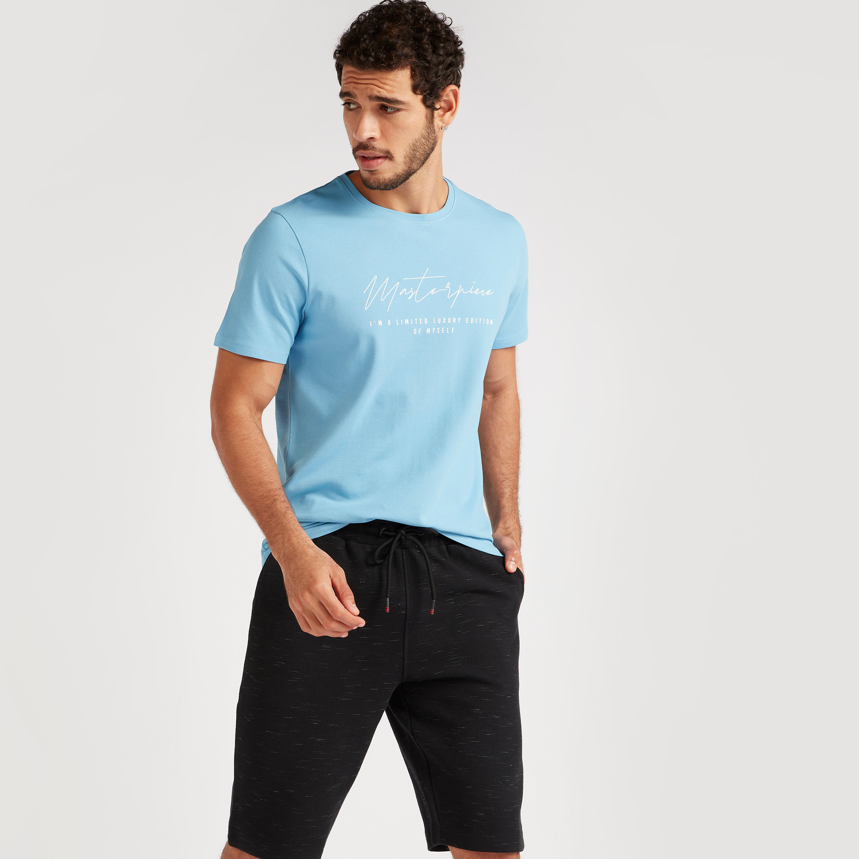 تيشيرت بياقة ضيّقة وأكمام قصيرة وطبعات من آيكونيك-men-clothing-tshirtsandpolos-tshirts-image-1
