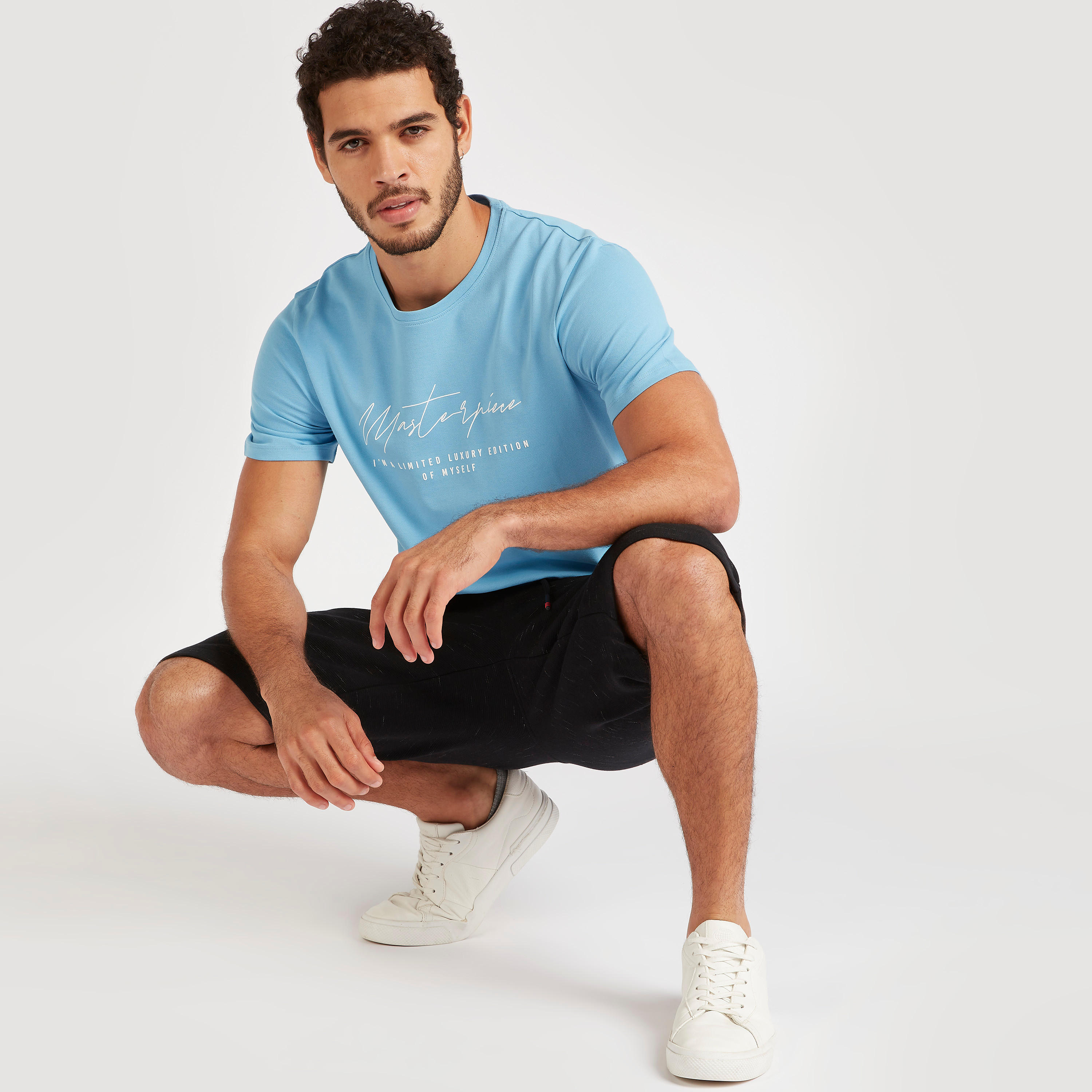 تيشيرت بياقة ضيّقة وأكمام قصيرة وطبعات من آيكونيك-men-clothing-tshirtsandpolos-tshirts-image-2