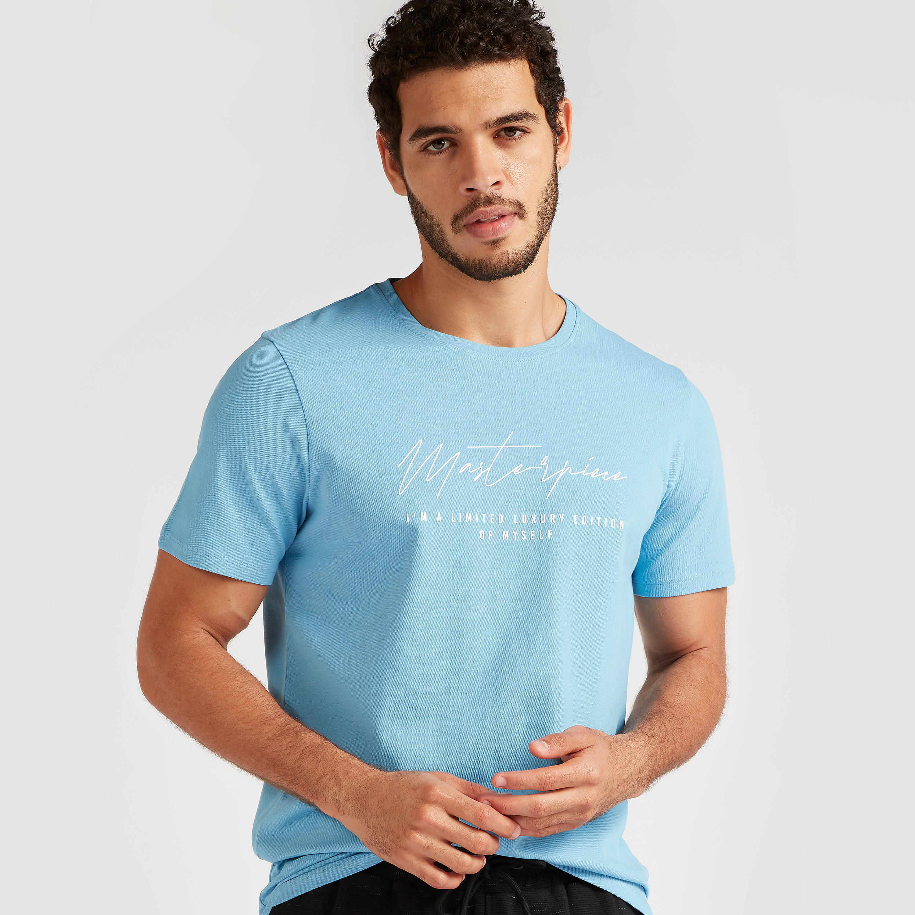 تيشيرت بياقة ضيّقة وأكمام قصيرة وطبعات من آيكونيك-men-clothing-tshirtsandpolos-tshirts-image-3