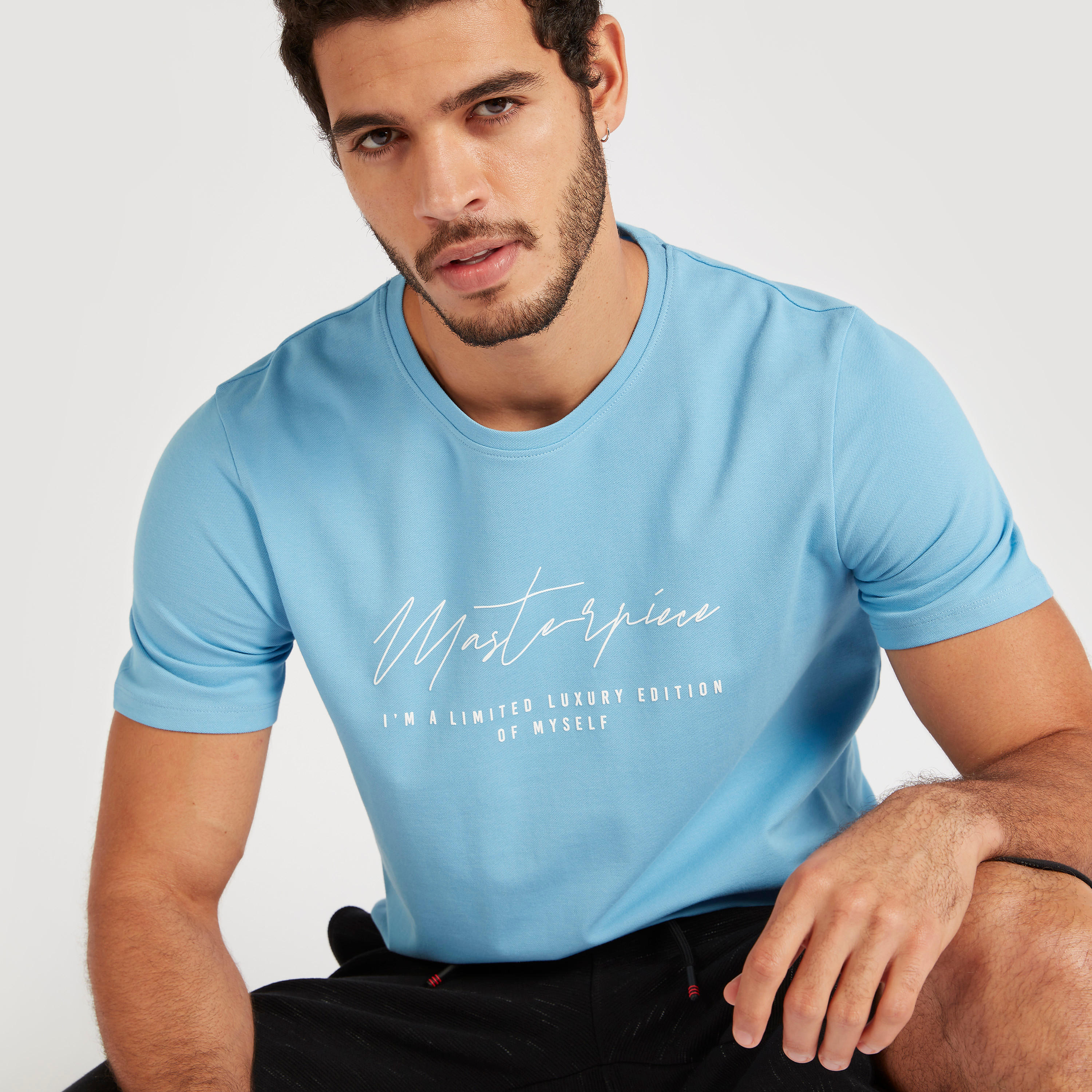 تيشيرت بياقة ضيّقة وأكمام قصيرة وطبعات من آيكونيك-men-clothing-tshirtsandpolos-tshirts-image-5