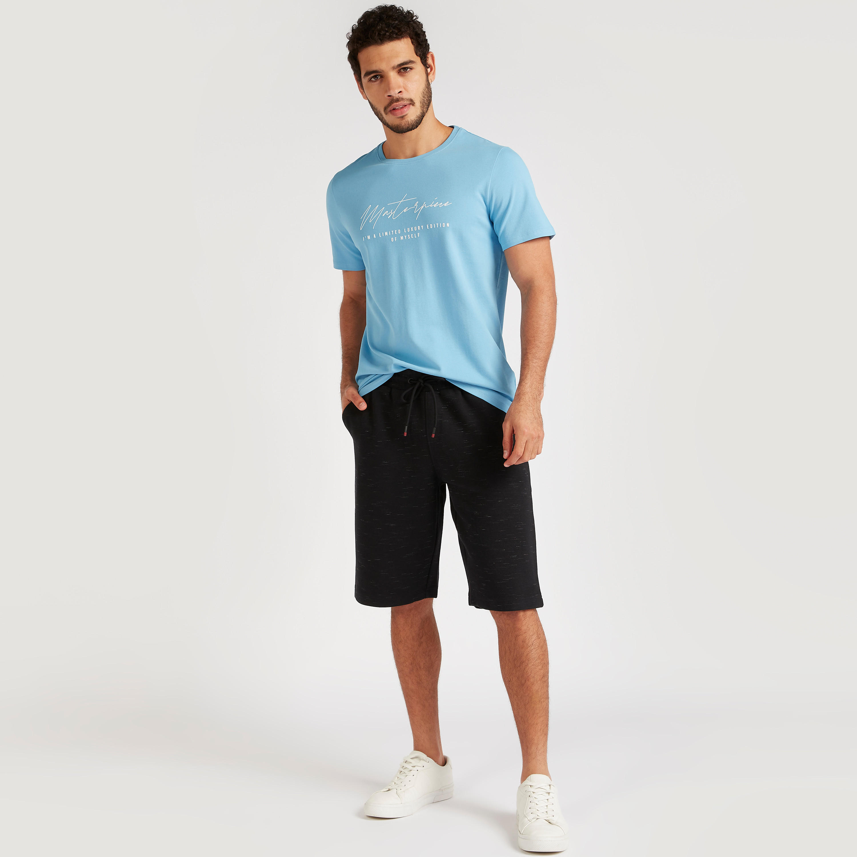 تيشيرت بياقة ضيّقة وأكمام قصيرة وطبعات من آيكونيك-men-clothing-tshirtsandpolos-tshirts-image-6