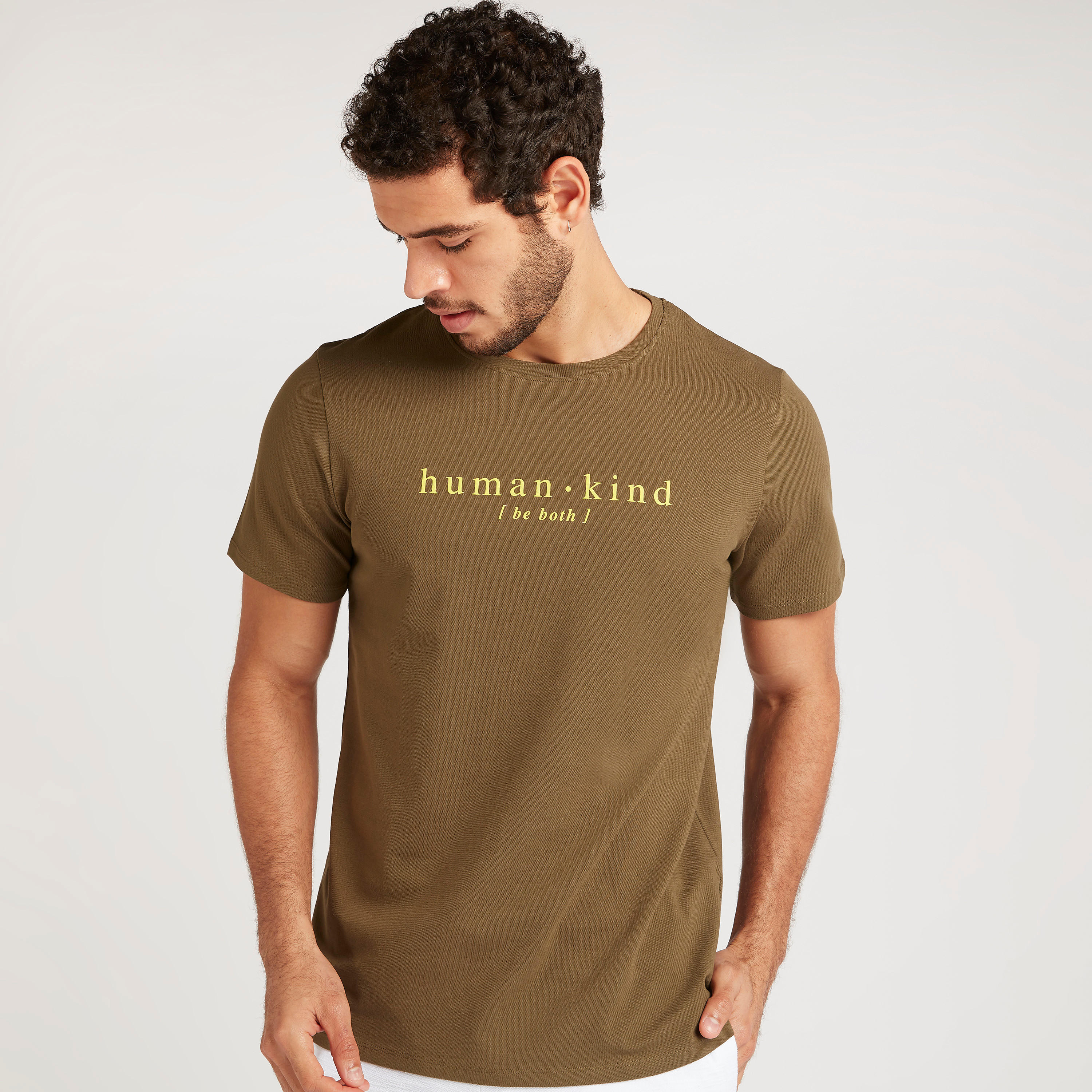 تيشيرت بياقة ضيّقة وأكمام قصيرة وطبعات من آيكونيك-men-clothing-tshirtsandpolos-tshirts-image-4