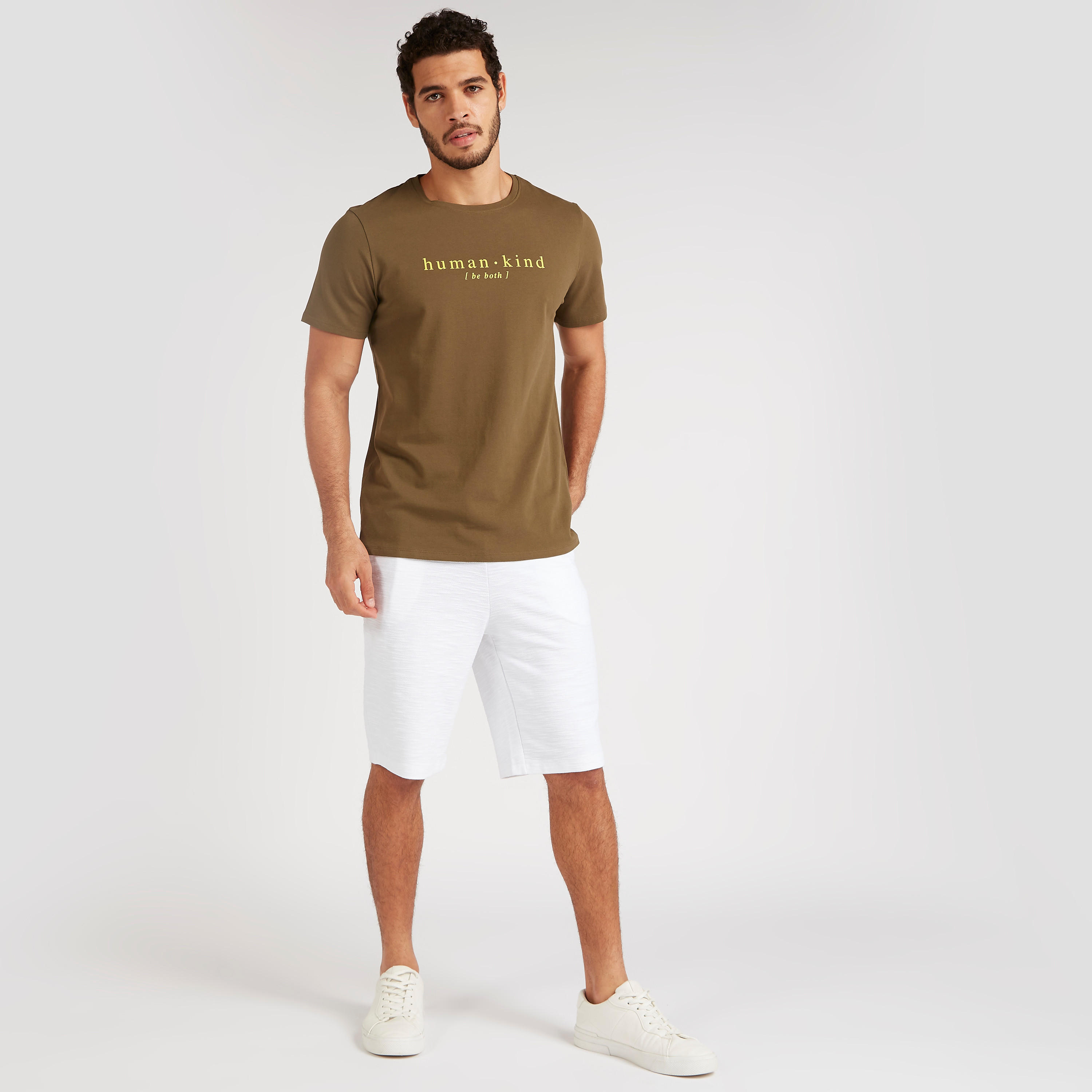 تيشيرت بياقة ضيّقة وأكمام قصيرة وطبعات من آيكونيك-men-clothing-tshirtsandpolos-tshirts-image-3